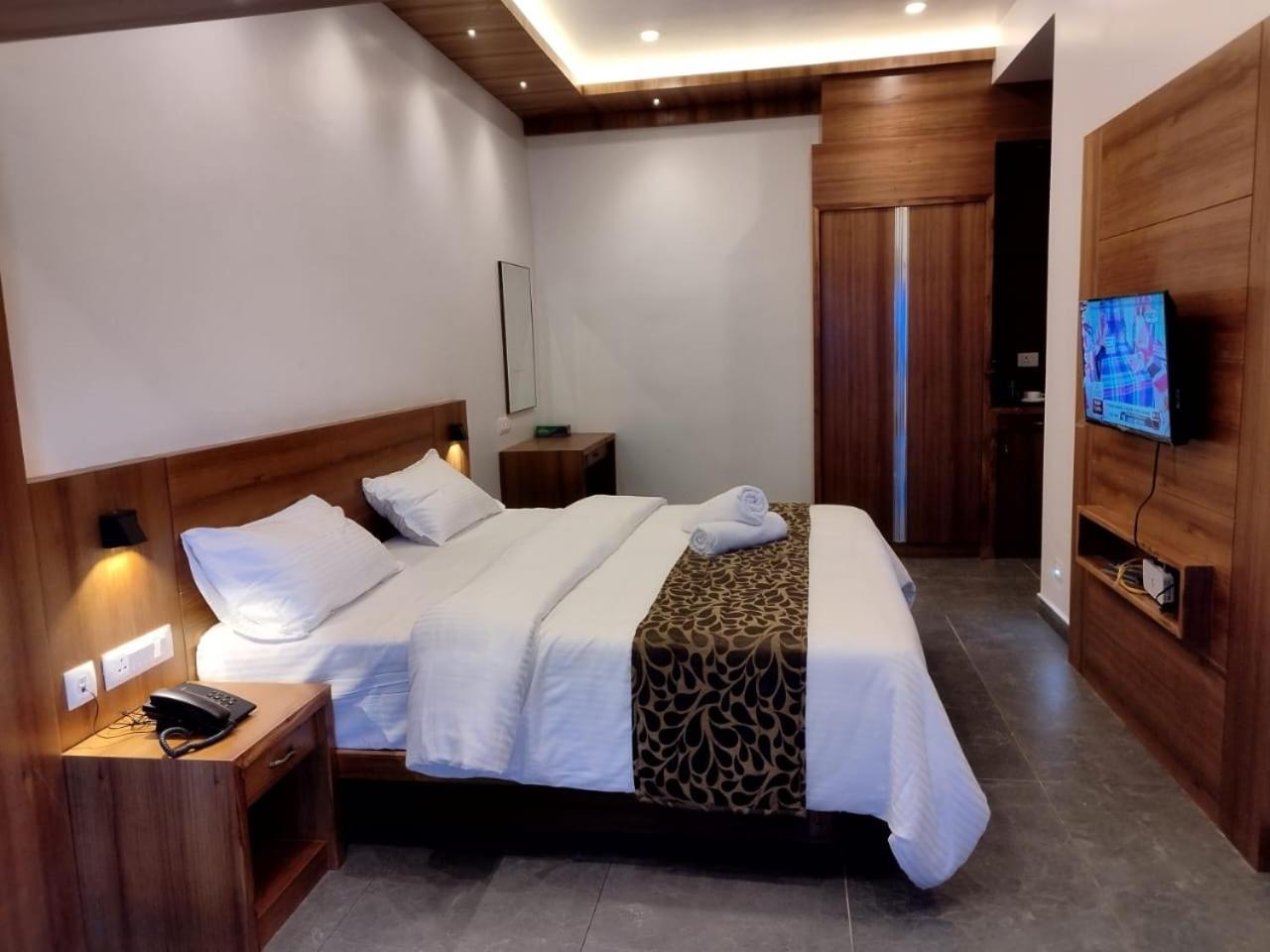 Junior Suite with Pool View - Photo 1