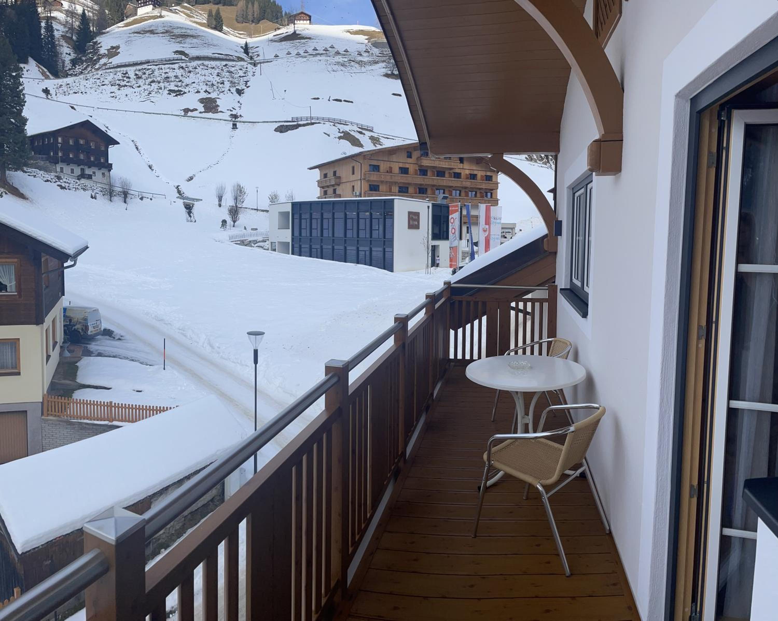 One-Bedroom Apartment with Balcony photo 3