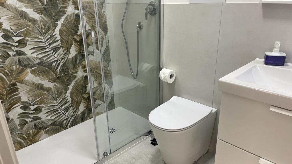 Double or Twin Room with Private Bathroom - Photo 8
