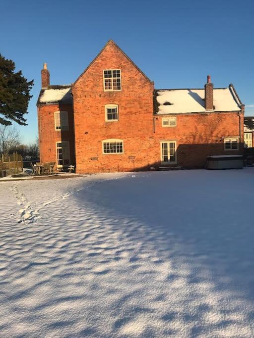 Five-Bedroom House photo 2