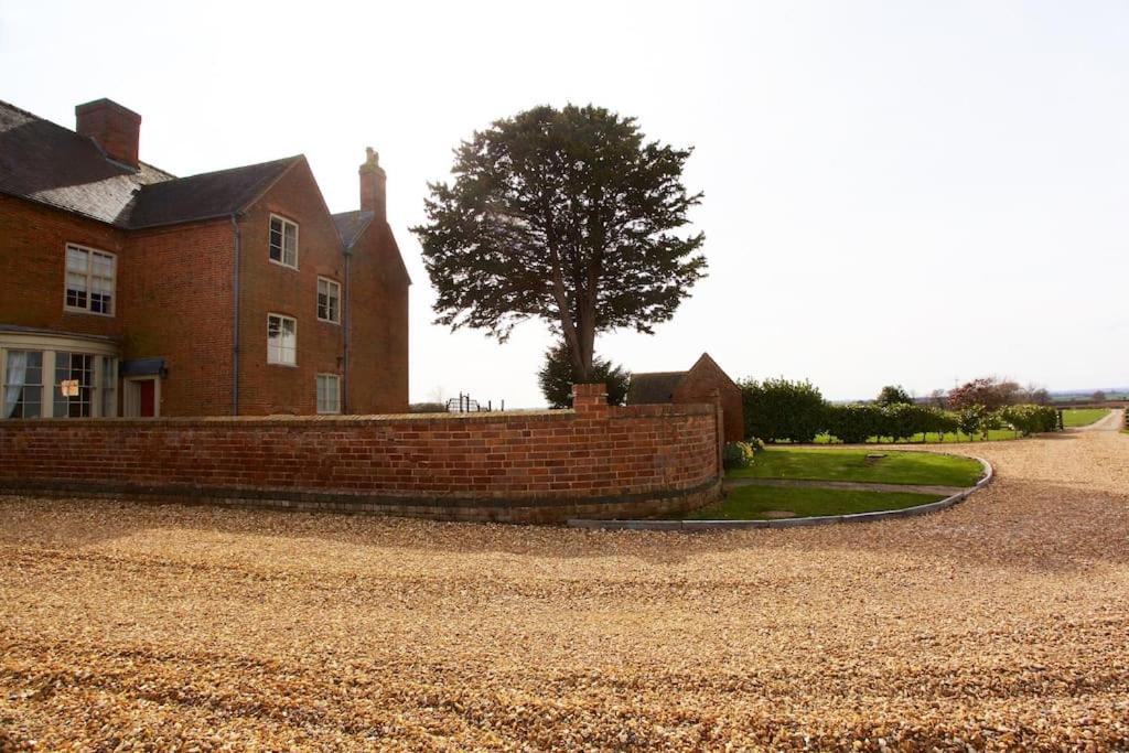 Five-Bedroom House photo 3