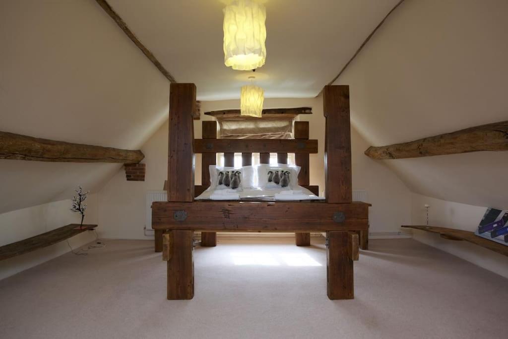Five-Bedroom House photo 1