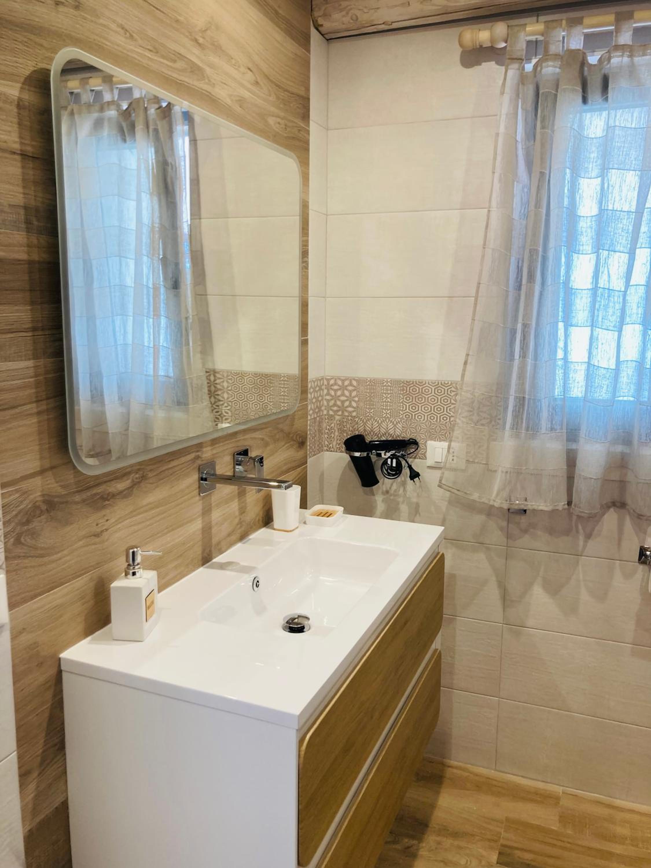Deluxe One-Bedroom Apartment with Garden View photo 2