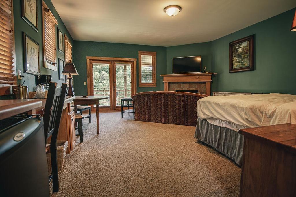 Deluxe King Suite