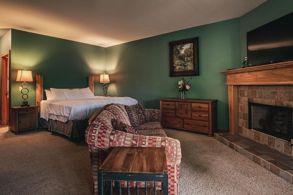 Deluxe King Suite