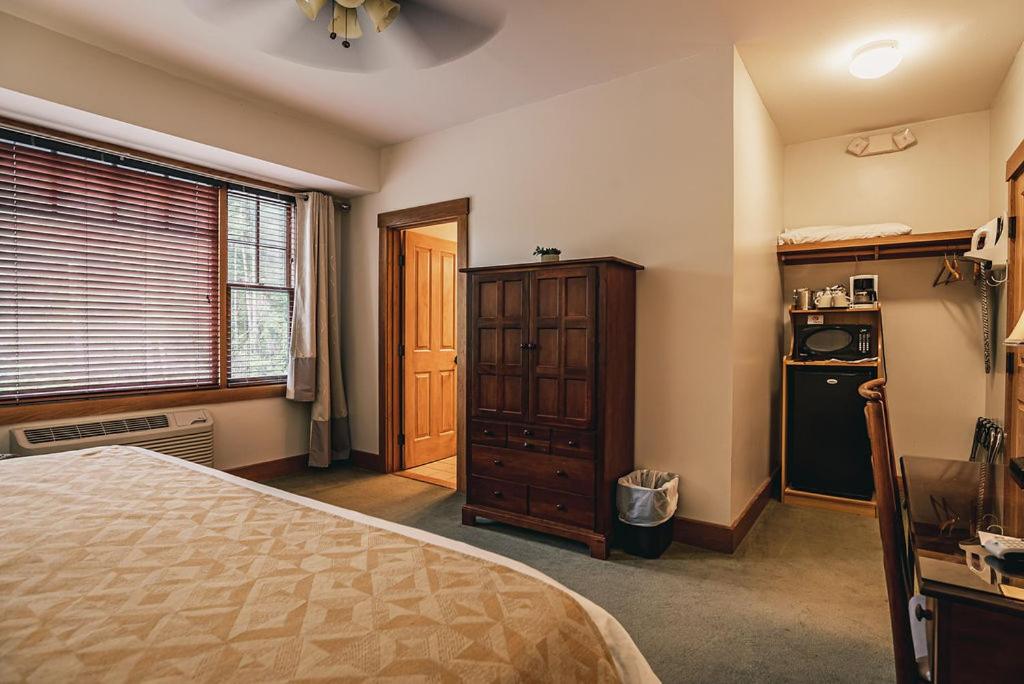 King Room with Pool View photo 2