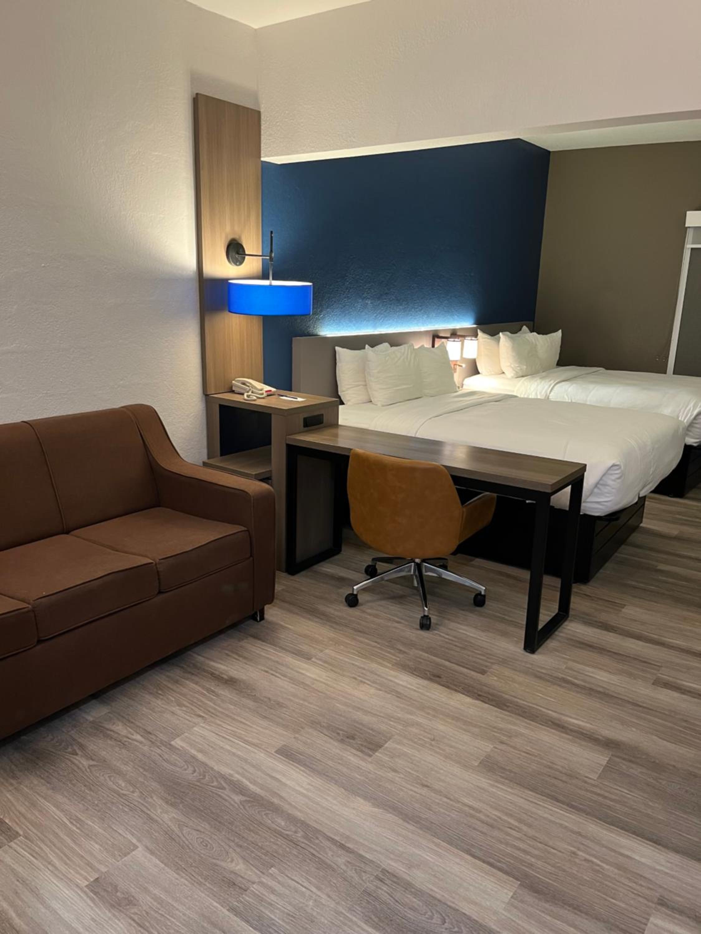 Standard Queen Suite - Non-Smoking - Photo 5