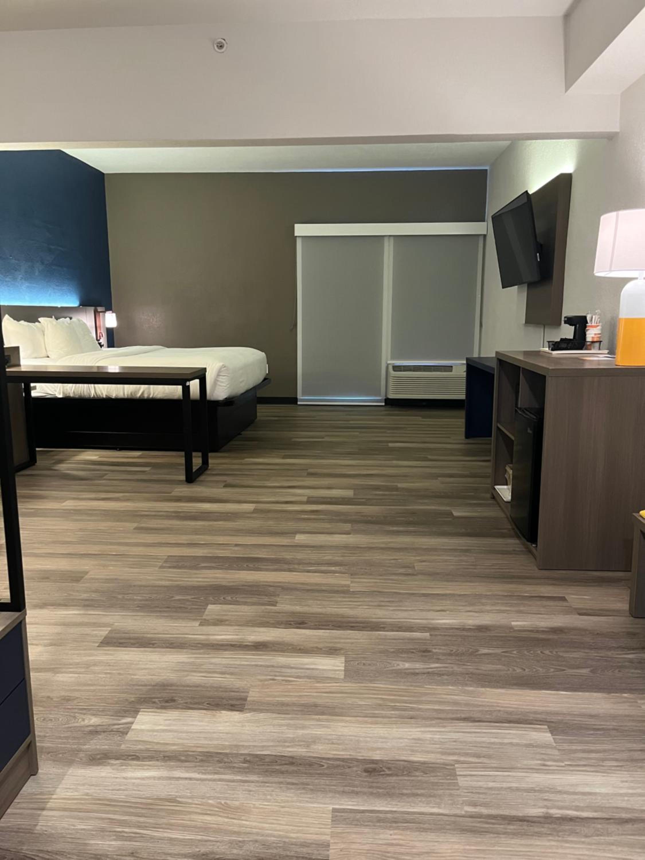 King Suite - Accessible/Non-Smoking - Photo 2