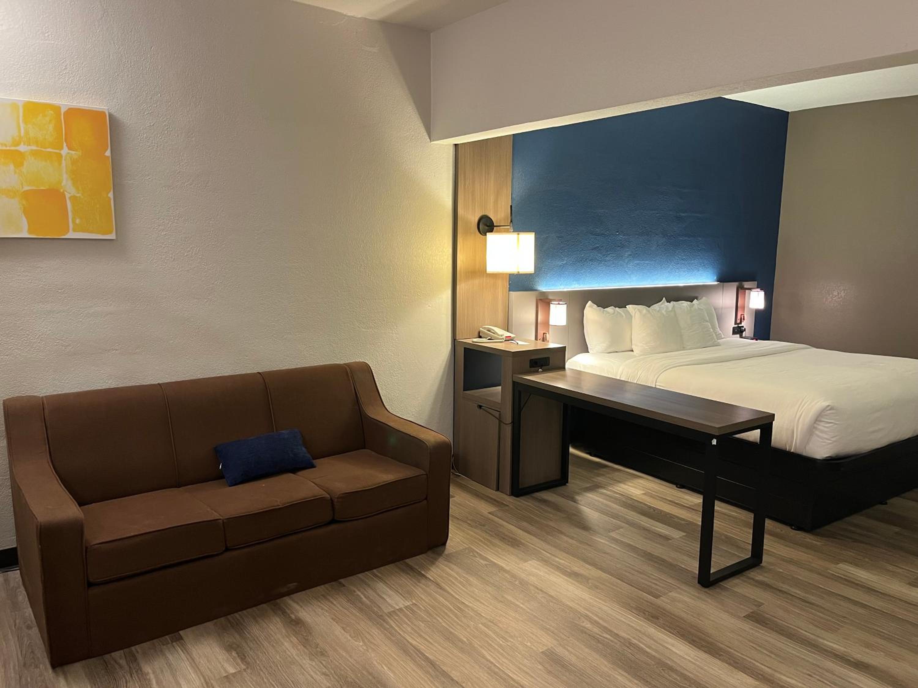 King Suite - Accessible/Non-Smoking - Photo 3