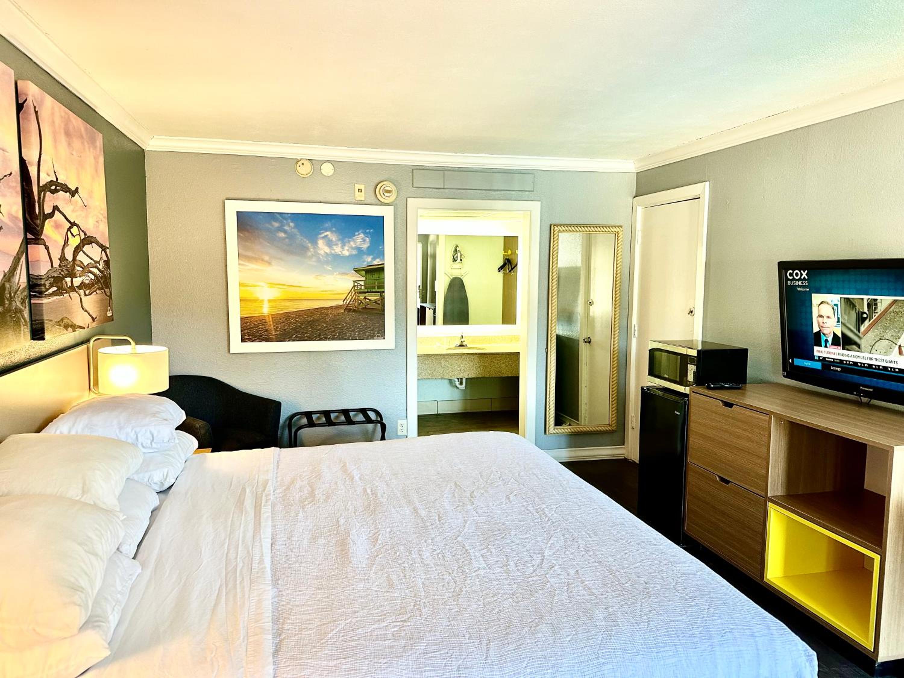 King Room - Non-Smoking - Photo 2