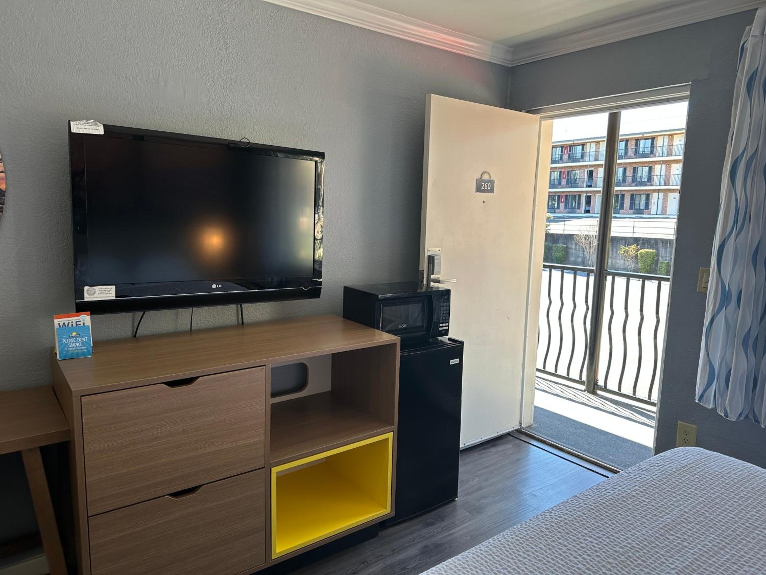King Room - Non-Smoking - Photo 4