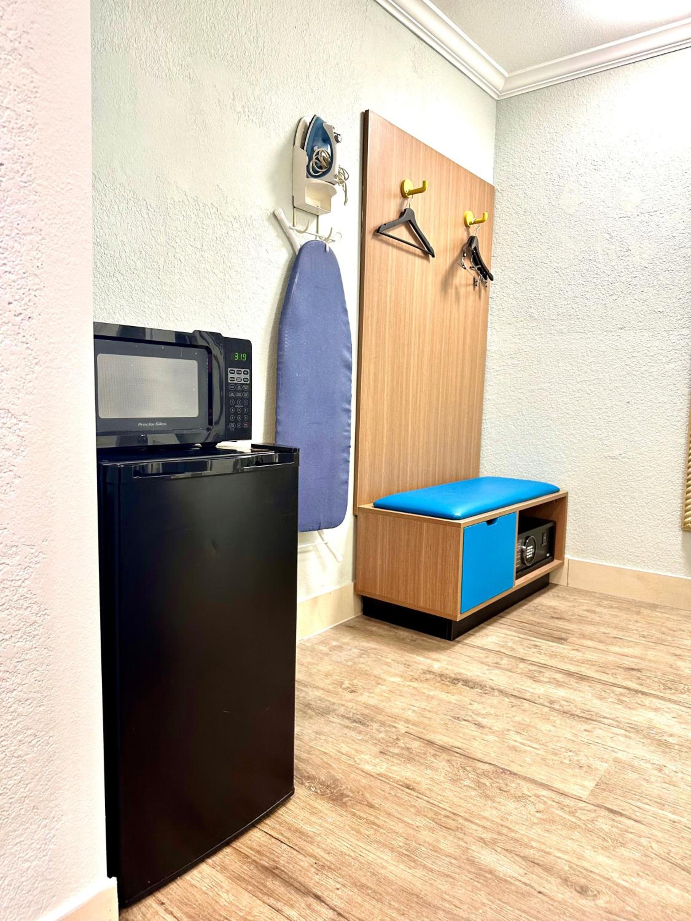Room with One King and Two Double Beds with Bath Tub - Mobility Accessible/Non-Smoking photo 2
