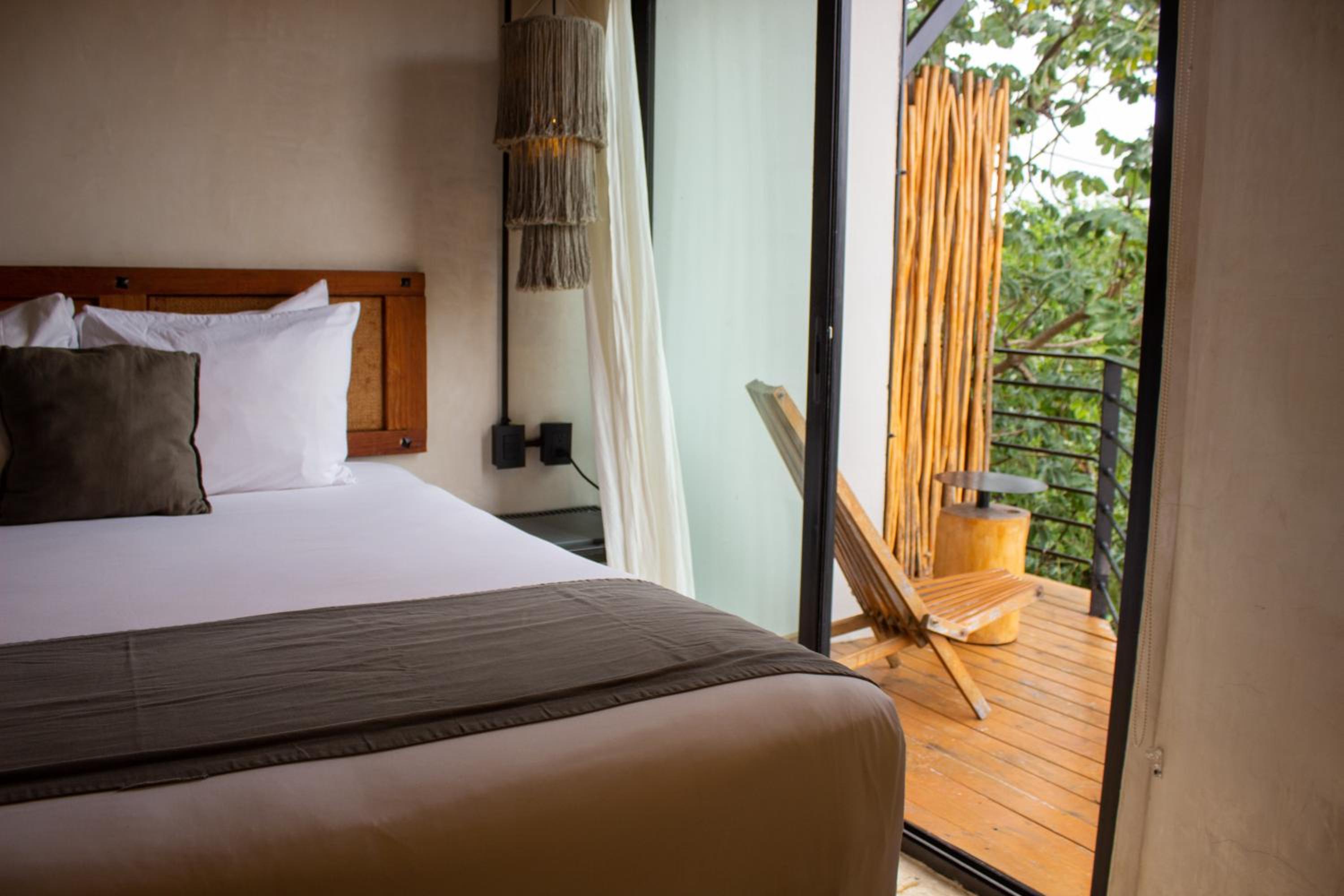 Deluxe Queen Room with Balcony - Photo 14