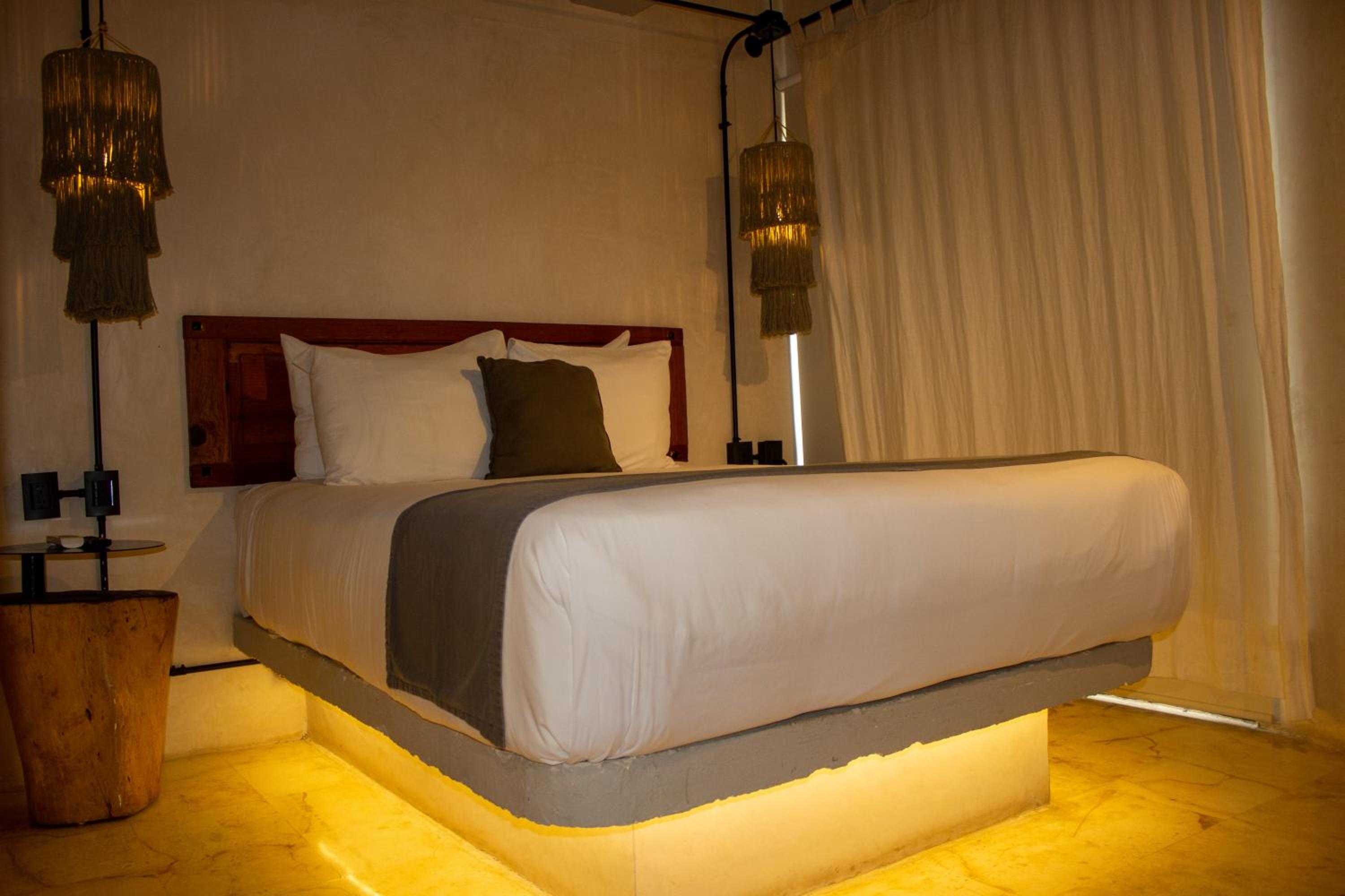 Deluxe Queen Room with Balcony - Photo 2