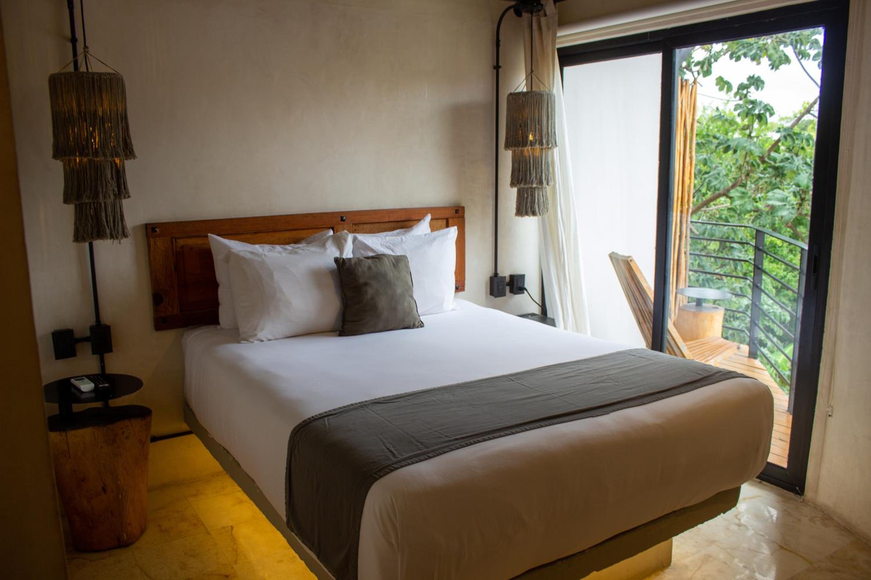 Deluxe Queen Room with Balcony - Photo 4