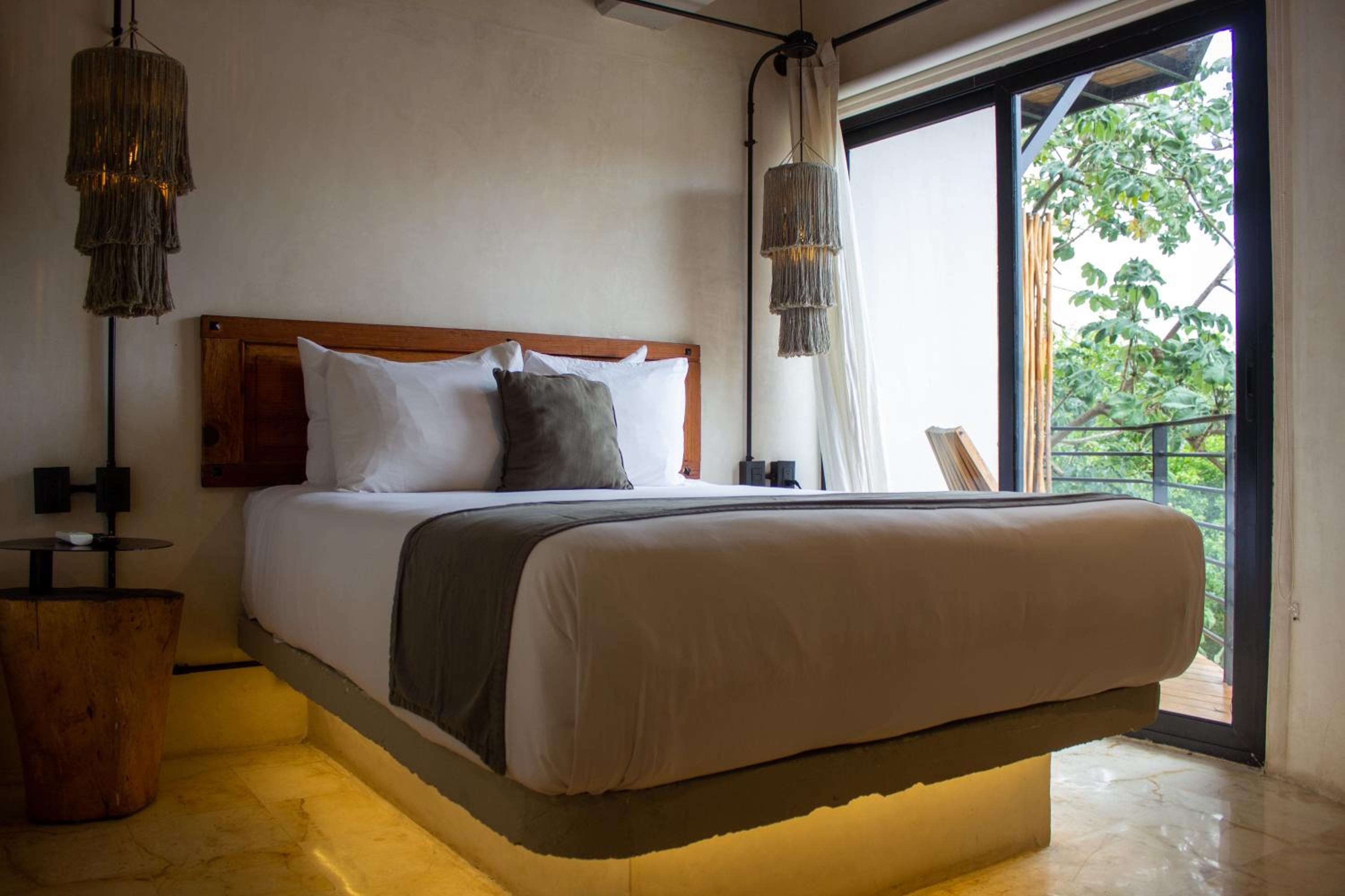 Deluxe Queen Room with Balcony - Photo 13
