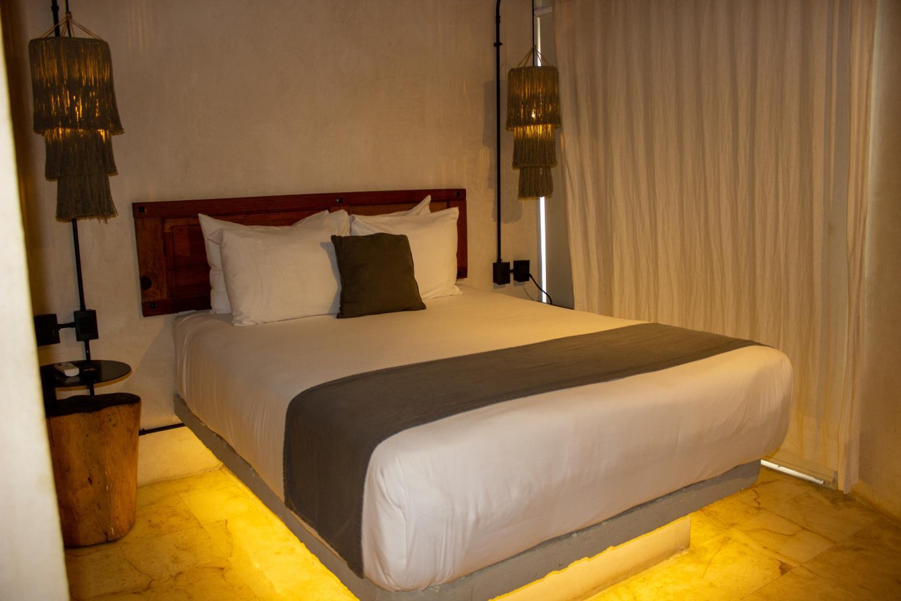 Deluxe Queen Room with Balcony - Photo 3
