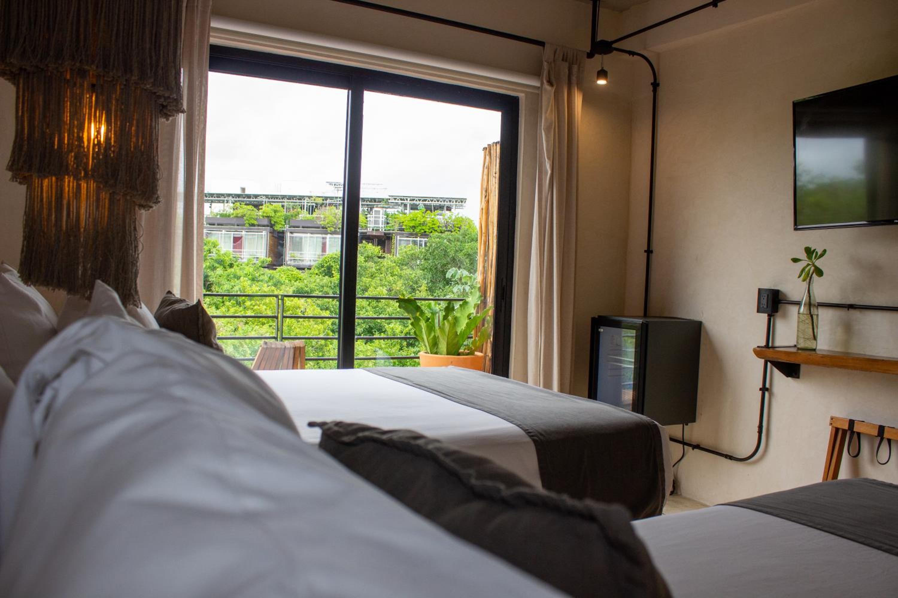 Deluxe Double Room with Balcony - Photo 12