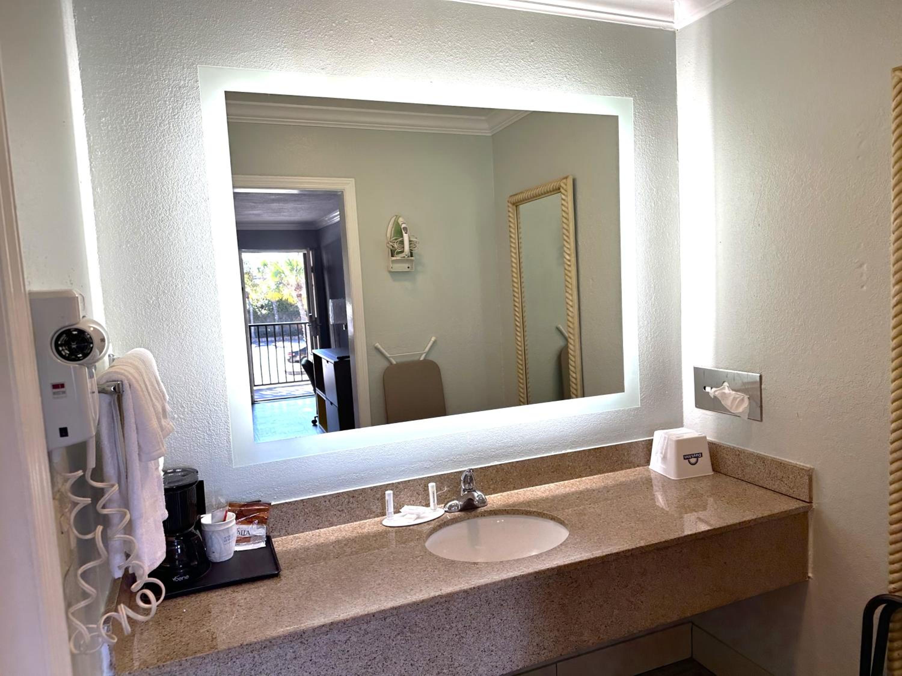 Double Room with Two Double Beds - Non-Smoking - Photo 2
