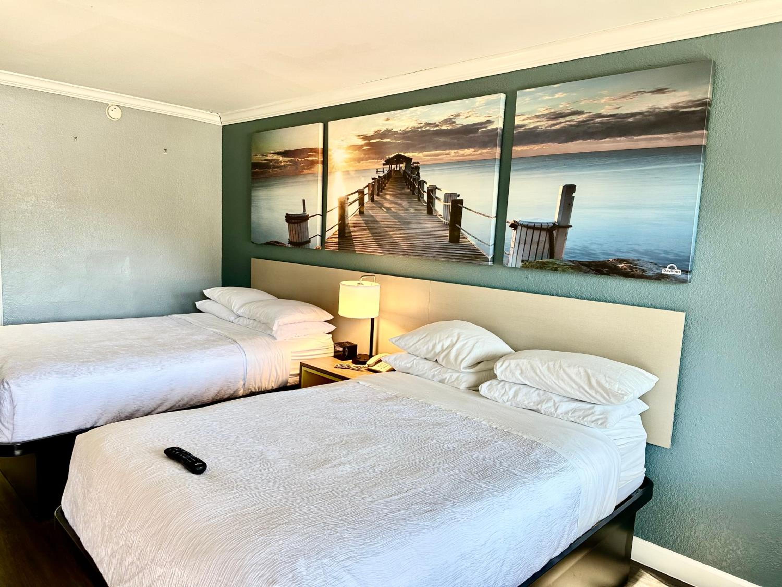 Double Room with Two Double Beds and Bath Tub - Mobility Accessible/Non-Smoking - Photo 2