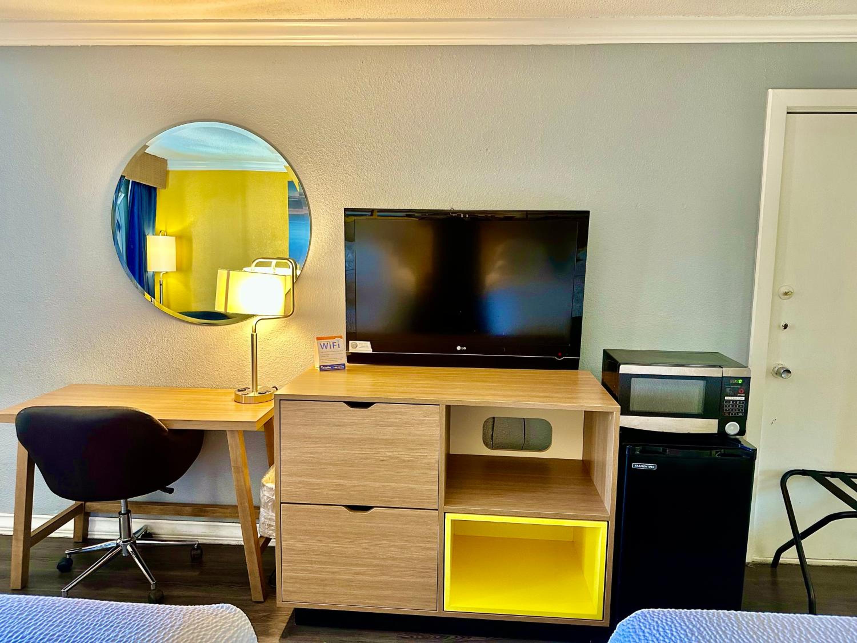 King Room with Roll-in Shower - Mobility Access/Non-Smoking - Photo 2