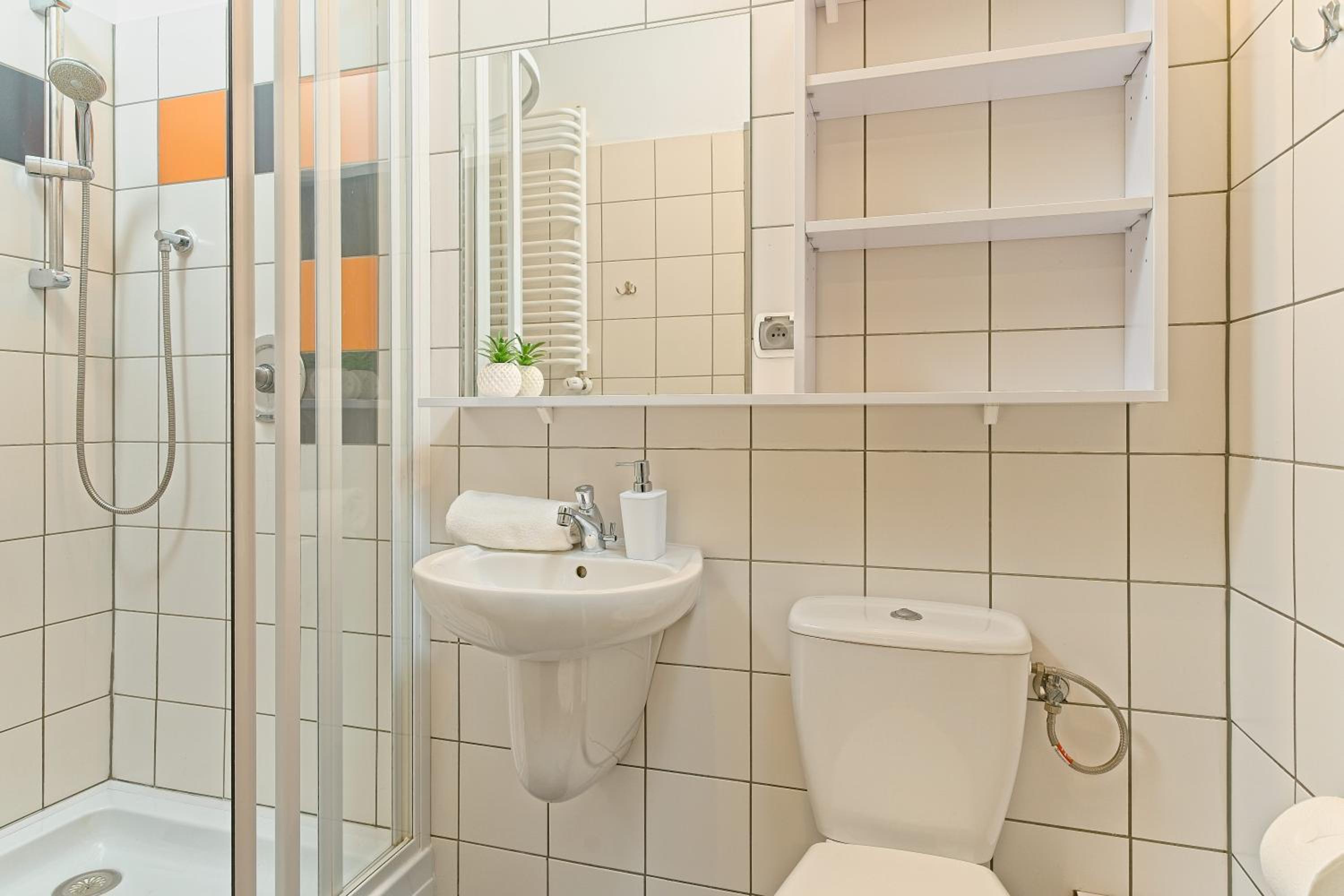 Family Room with Private Bathroom - Photo 4