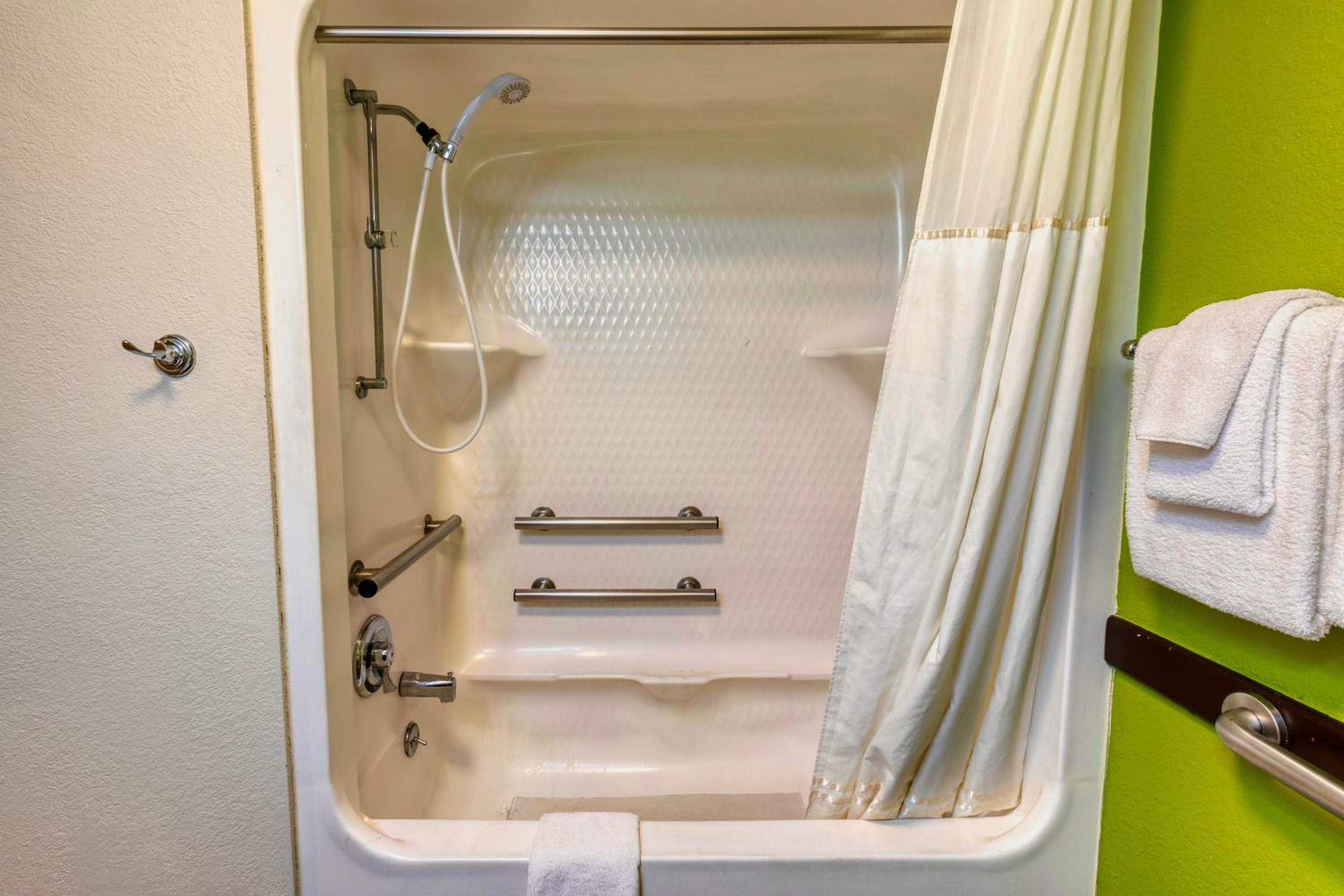 Queen Room with Bath Tub - Mobility Accessible - Photo 2
