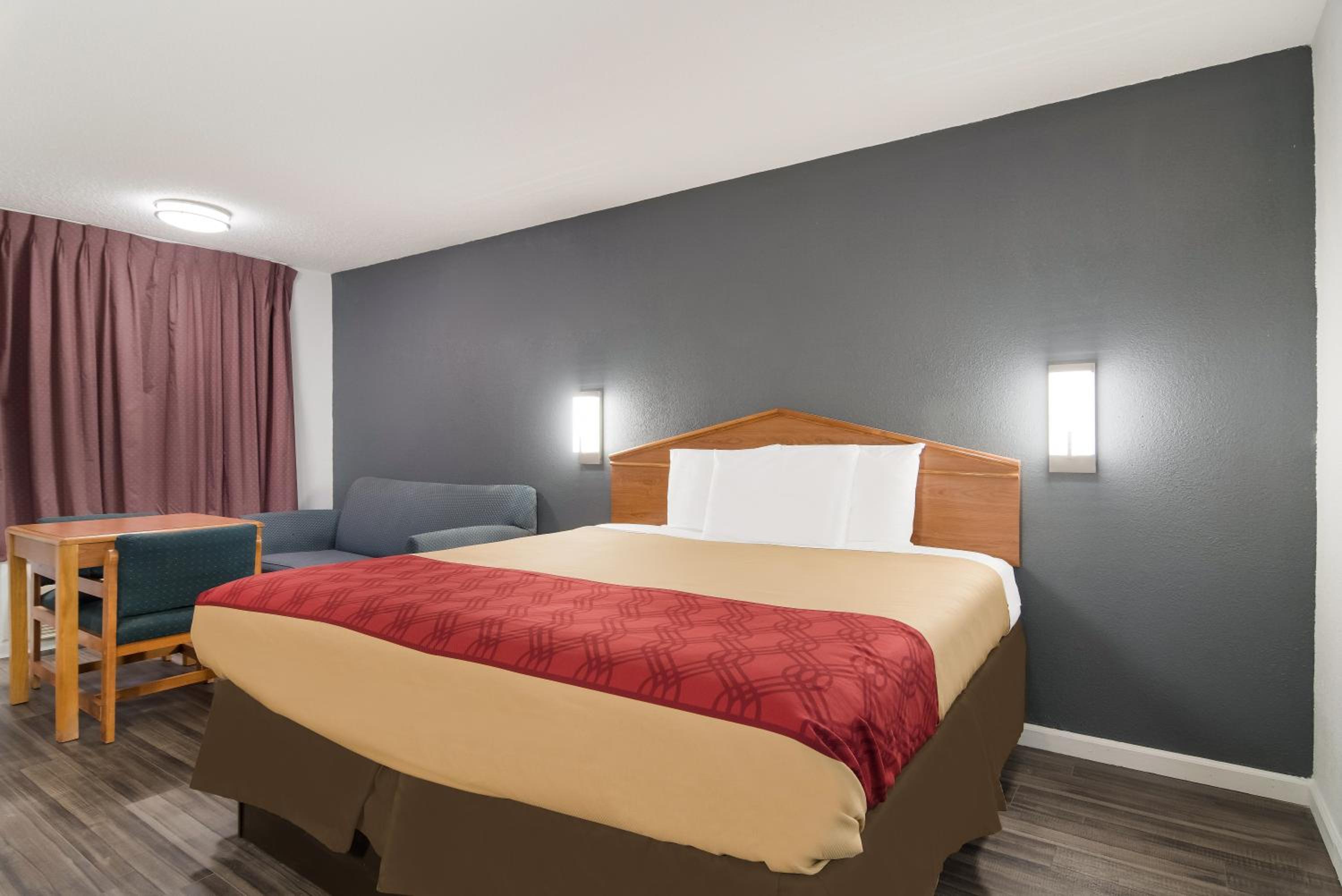 Standard King Room with Sofa Bed - Non Smoking - Photo 2