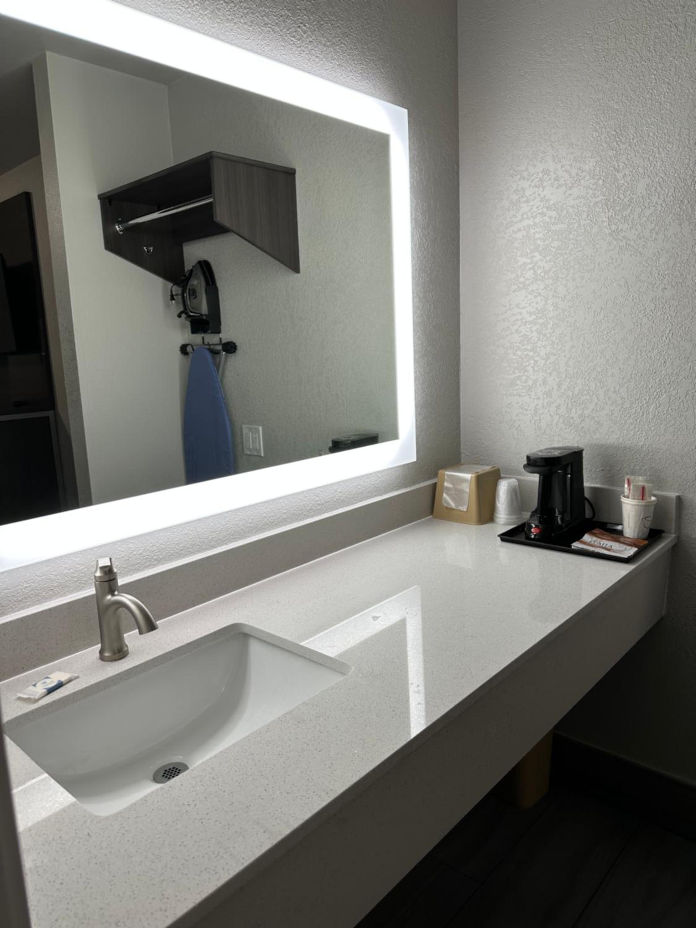 King Room - Non-Smoking photo 3
