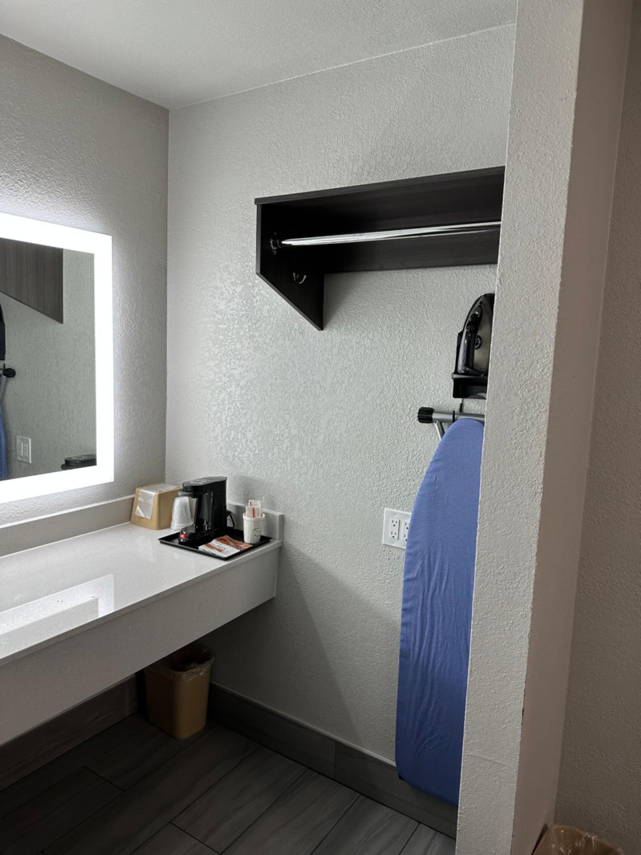 King Room - Non-Smoking photo 2