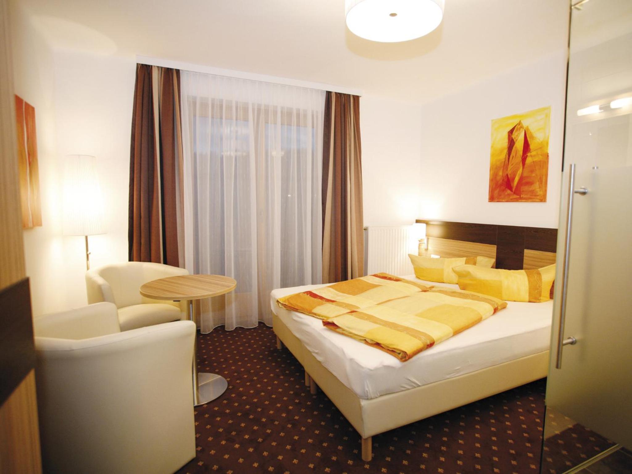 Double Room with Balcony - Photo 2