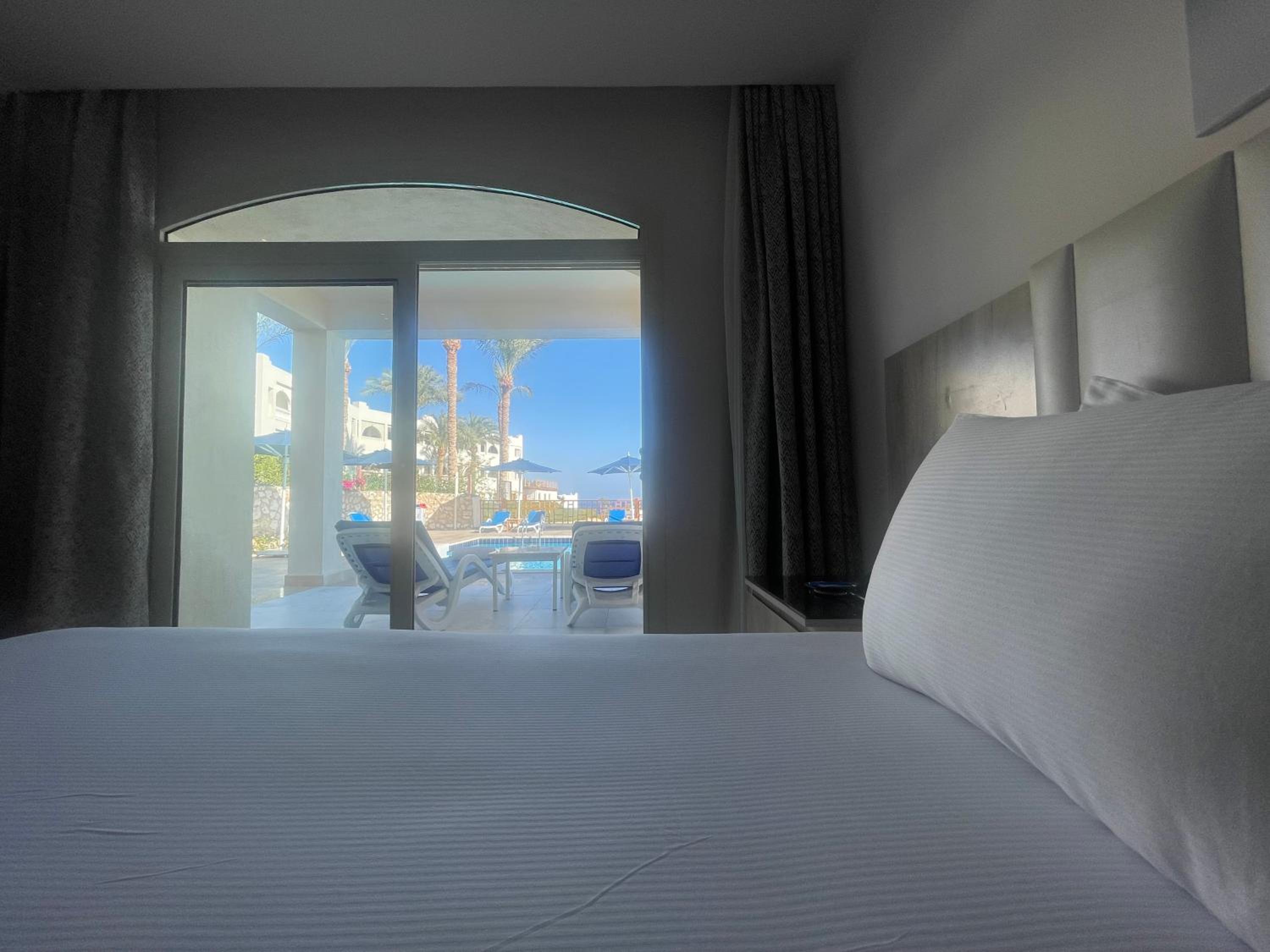 Elite Pool View Room	 photo 3