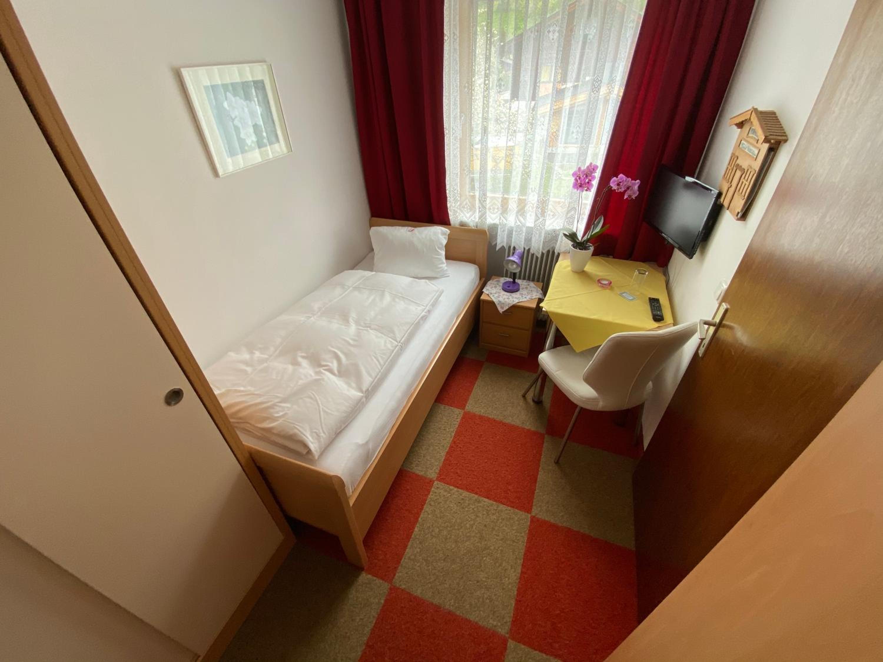 Small Single Room photo 3