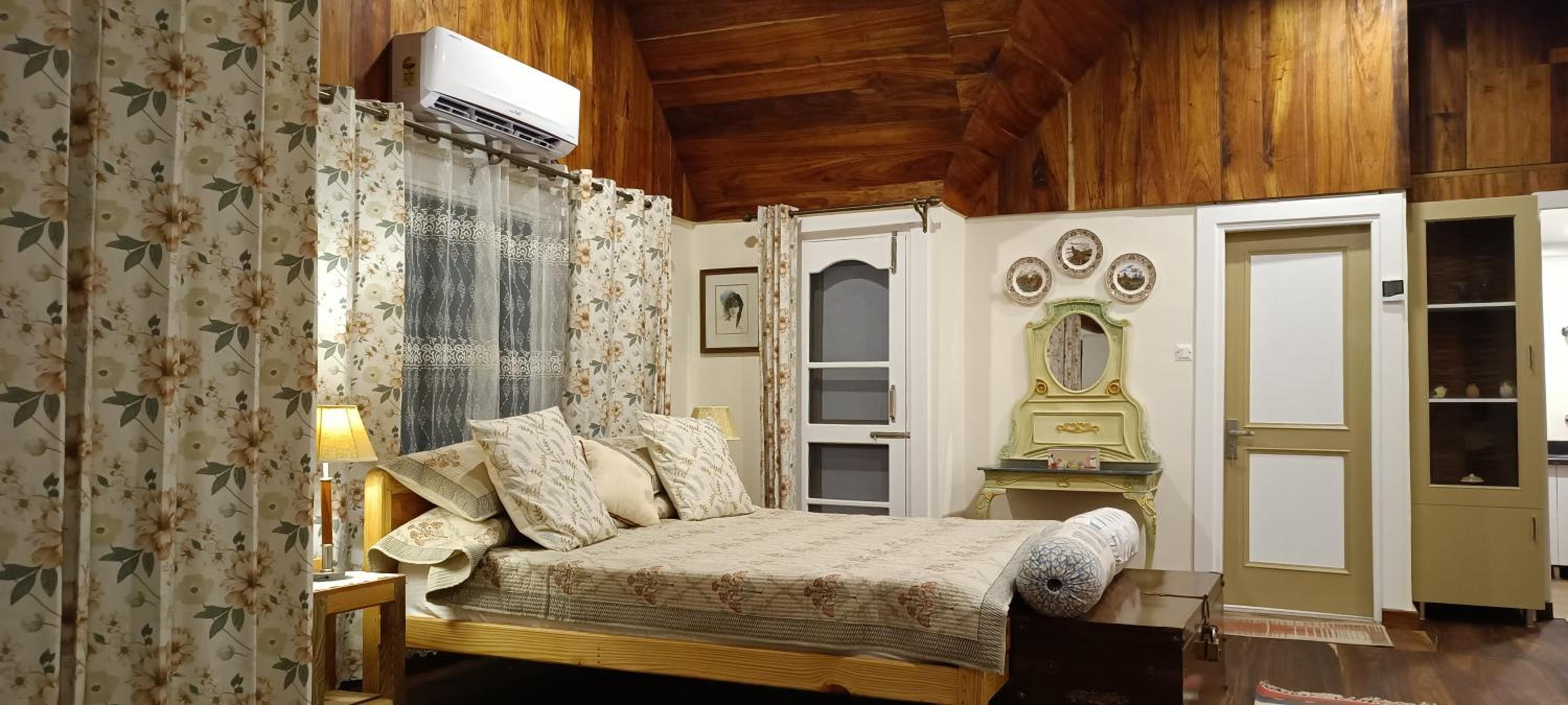 Family Room with Mountain View photo 2