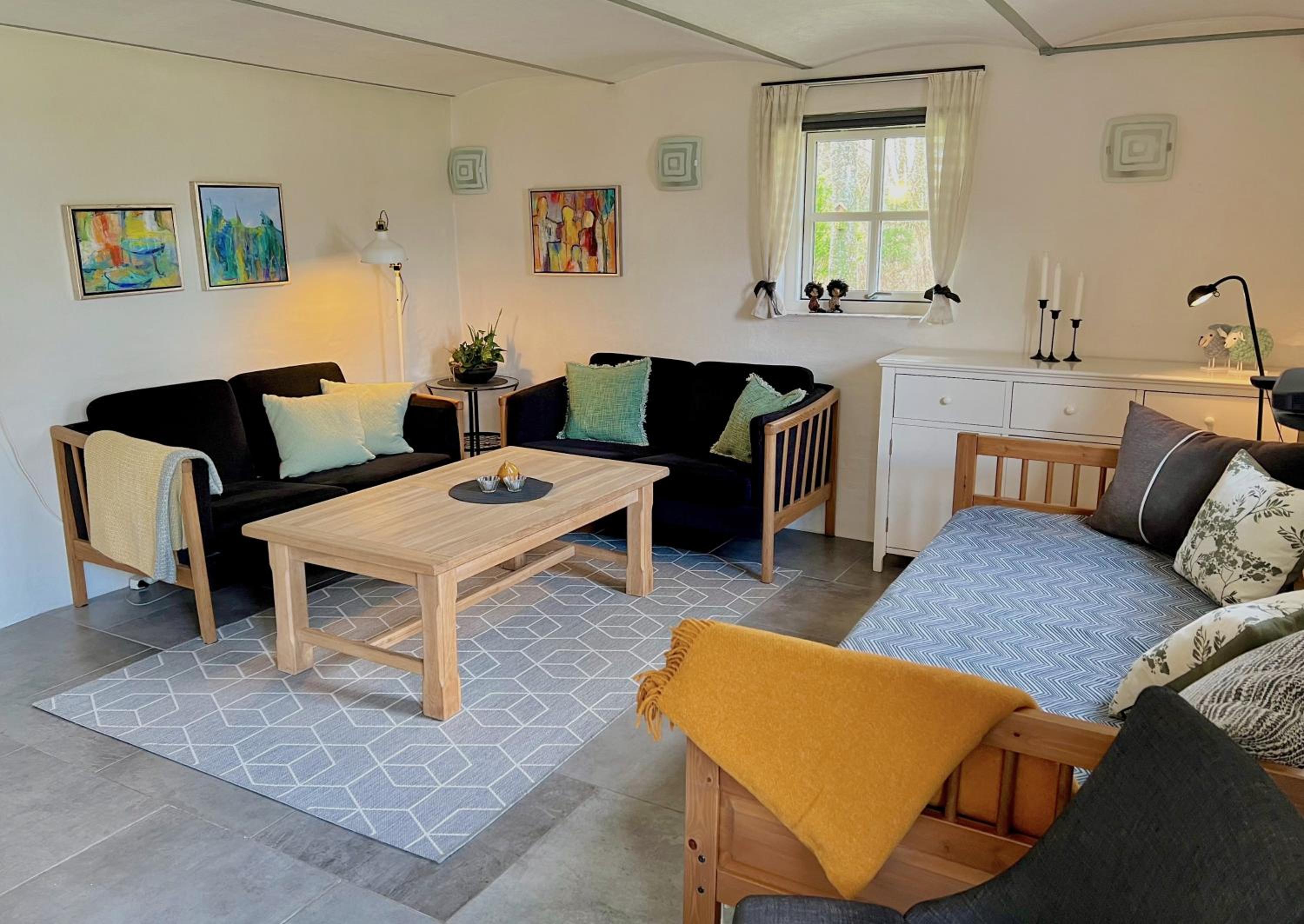 One-Bedroom Apartment + Extra bed in the living room - Photo 2