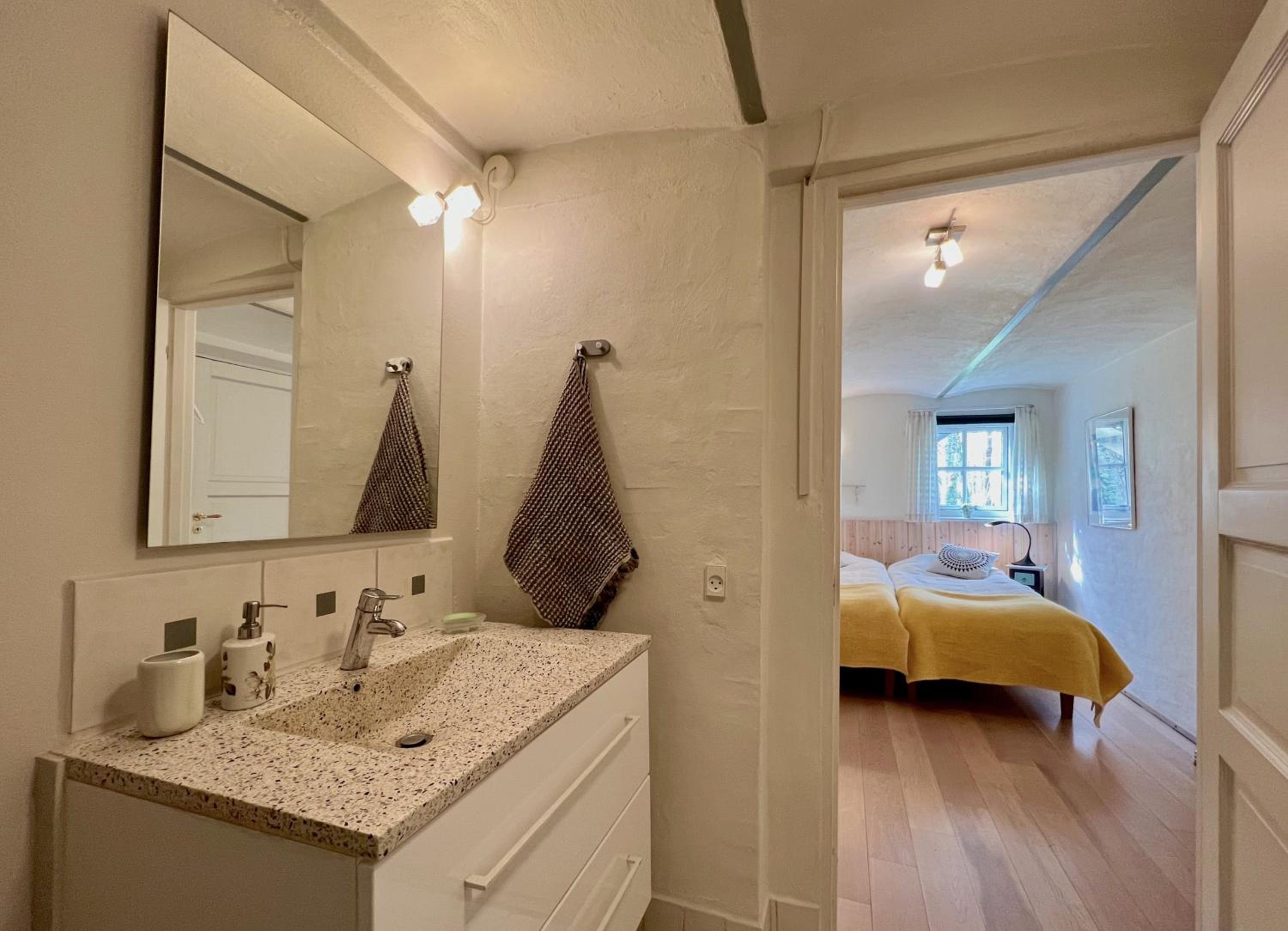 One-Bedroom Apartment + Extra bed in the living room - Photo 7