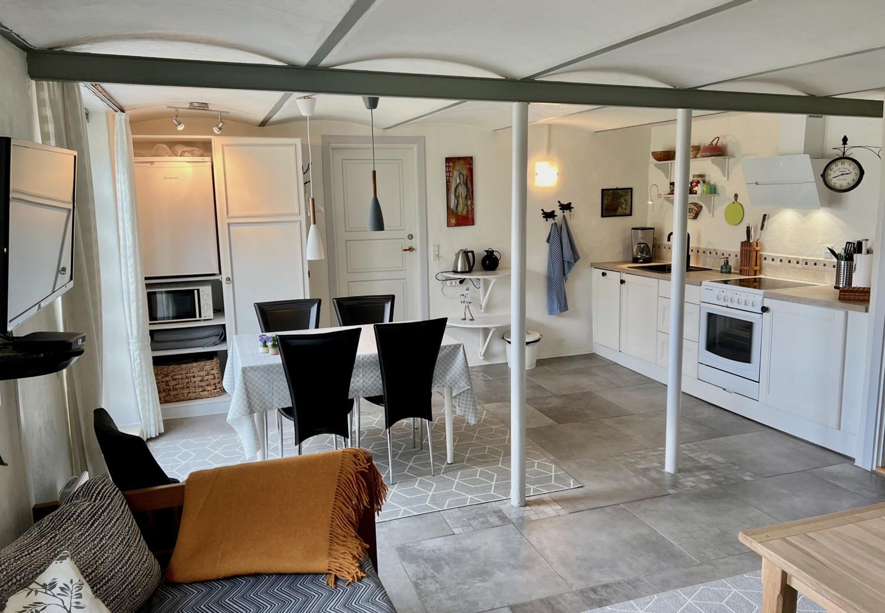 One-Bedroom Apartment + Extra bed in the living room - Photo 10