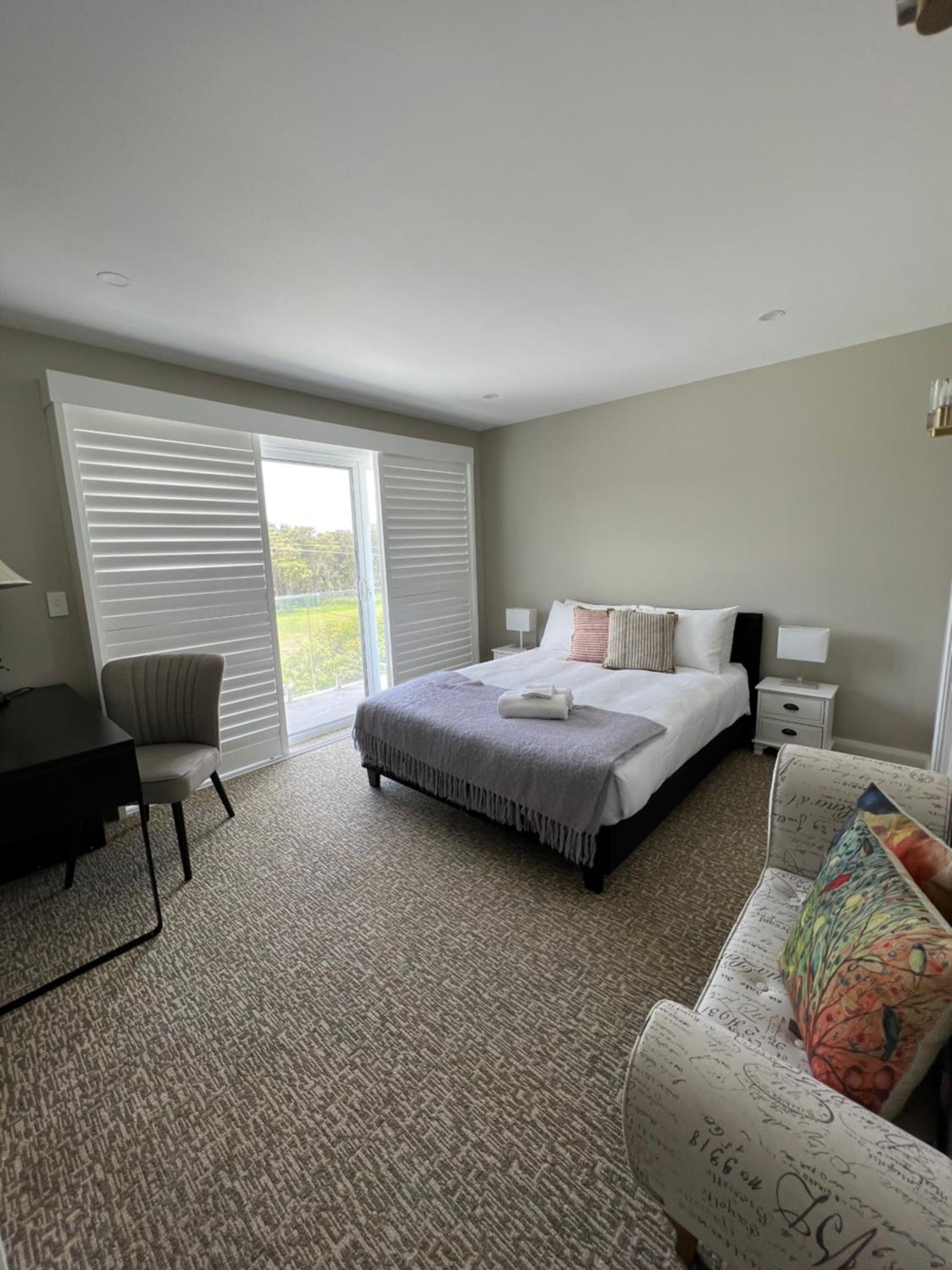 Five-Bedroom House photo 1