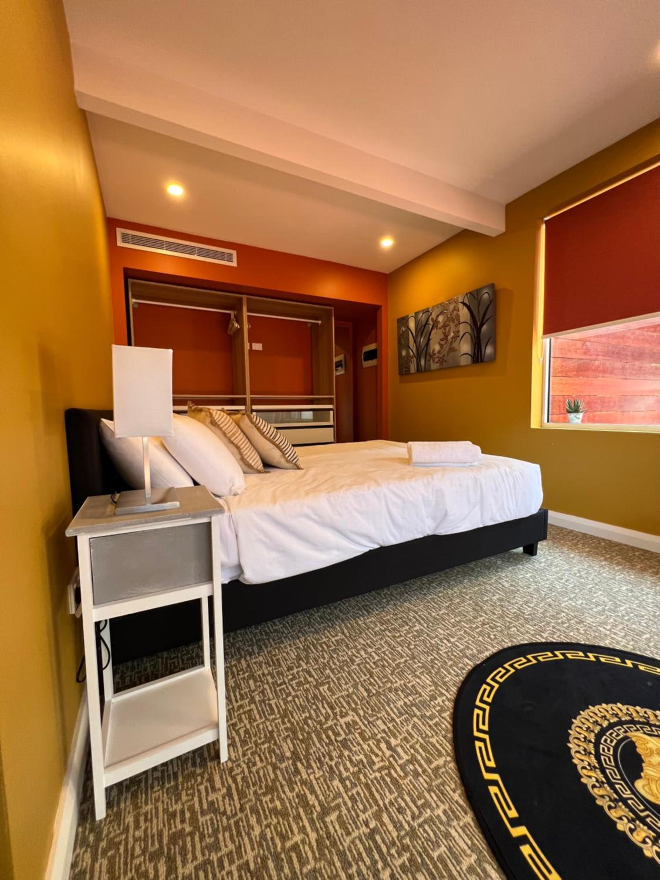 Five-Bedroom House photo 2