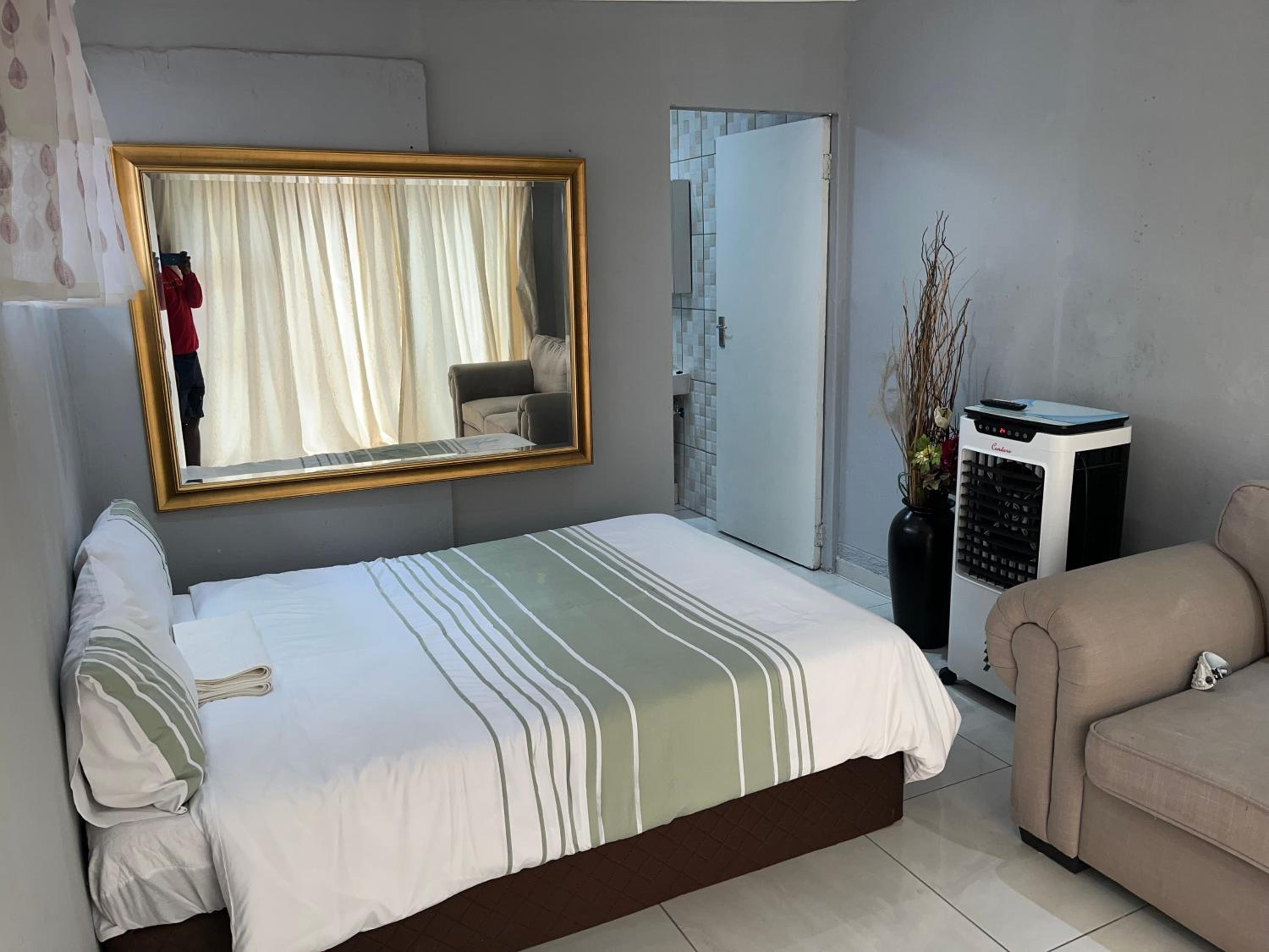 Budget Double Room - Photo 5