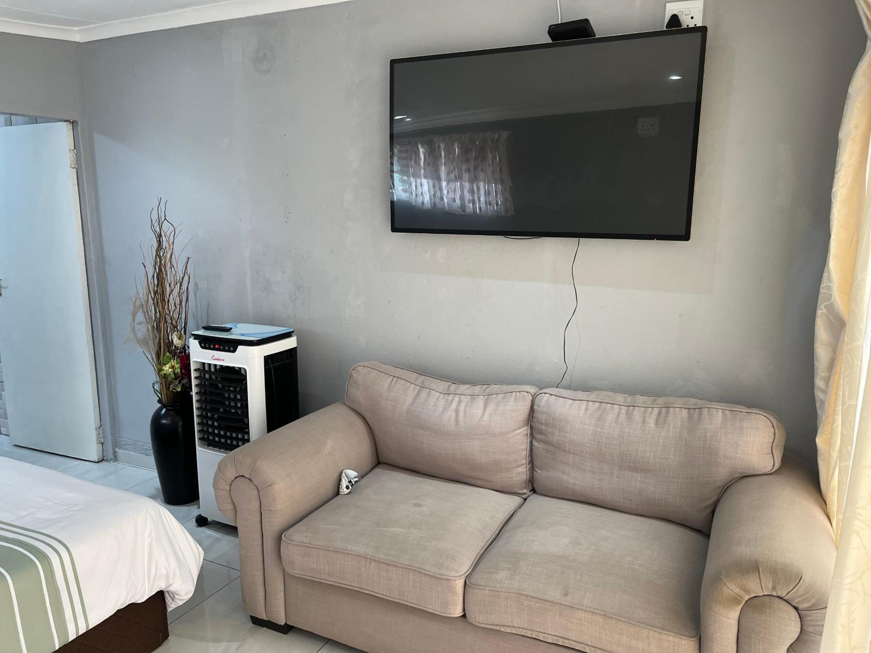 Budget Double Room - Photo 3