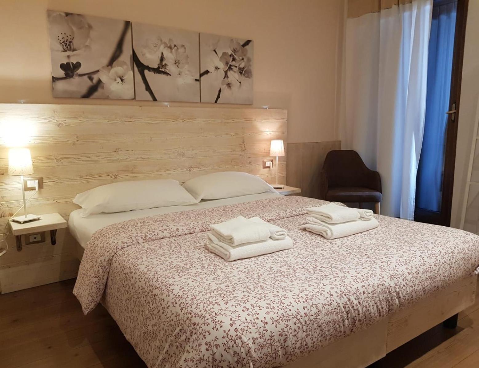 Double or Twin Room with Balcony - Photo 6