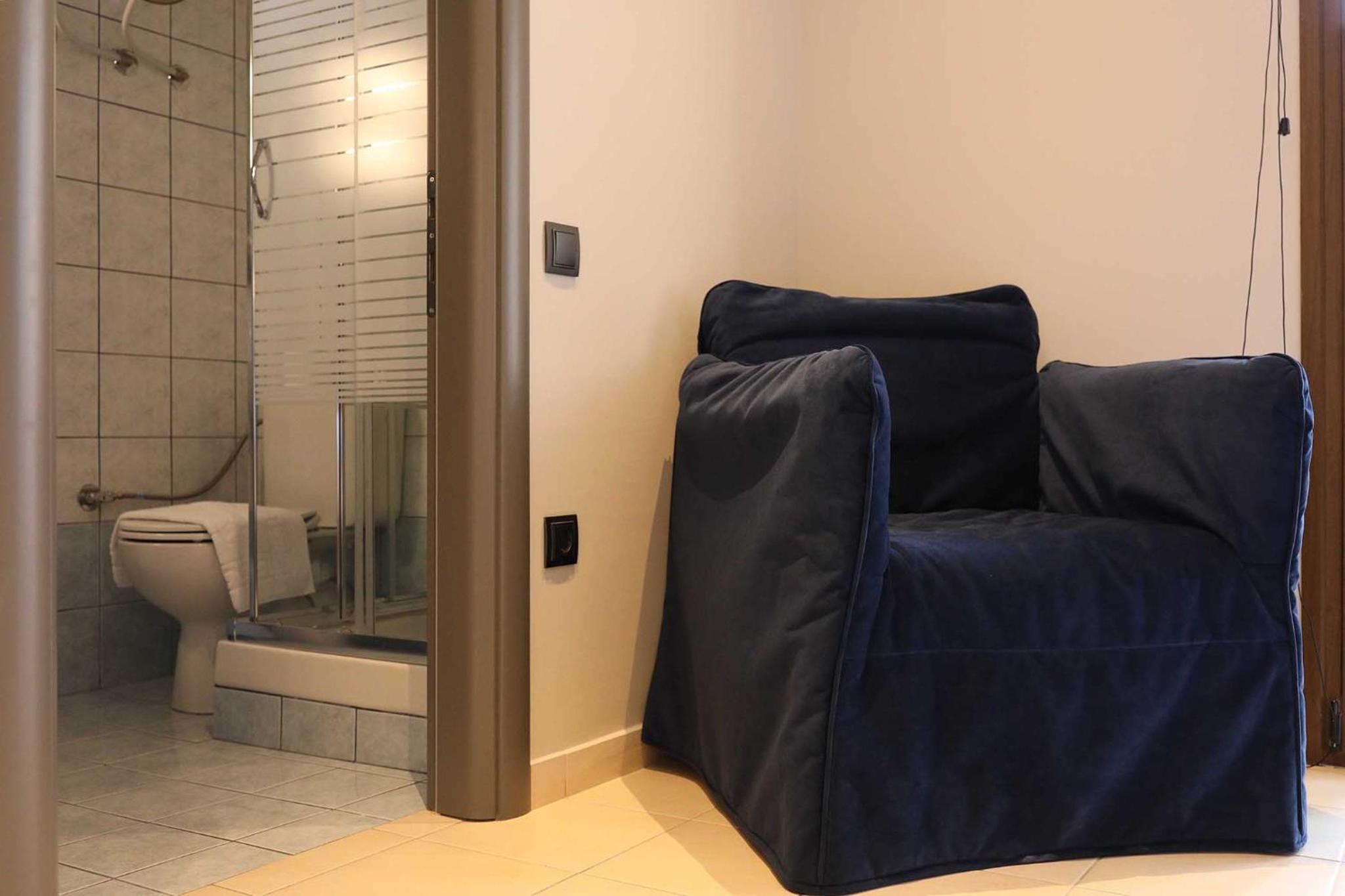 Studio Apartment with Balcony - Photo 6