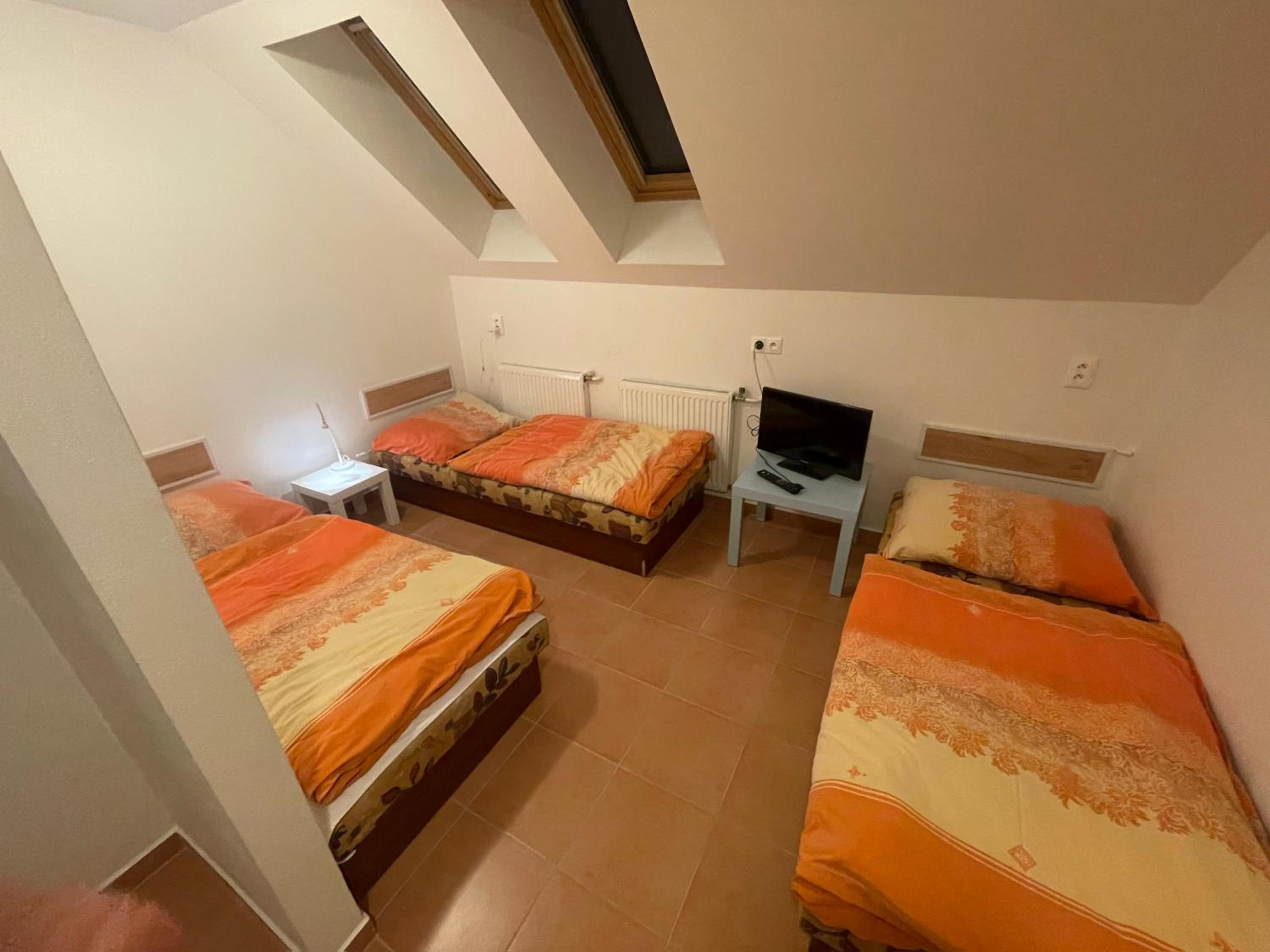 Basic Triple Room With Shared Bathroom photo 1