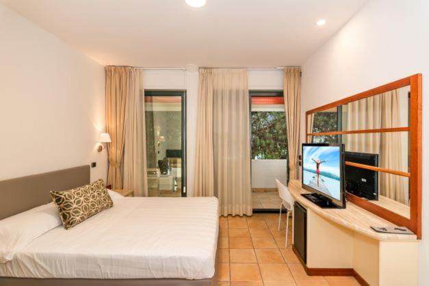 Double or Twin Room with Balcony - Beach Access photo 1
