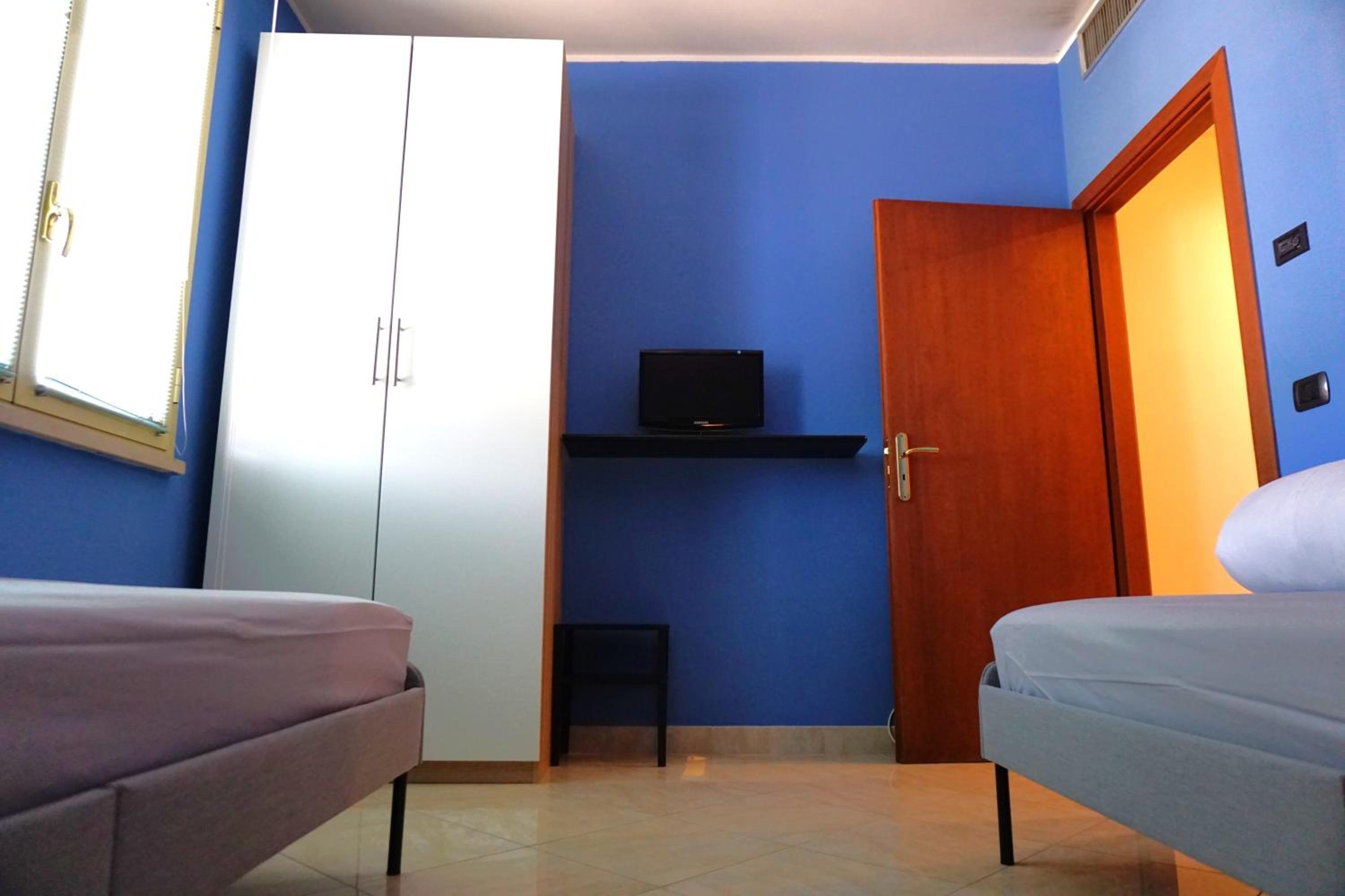 Twin Room with Private Bathroom photo 2