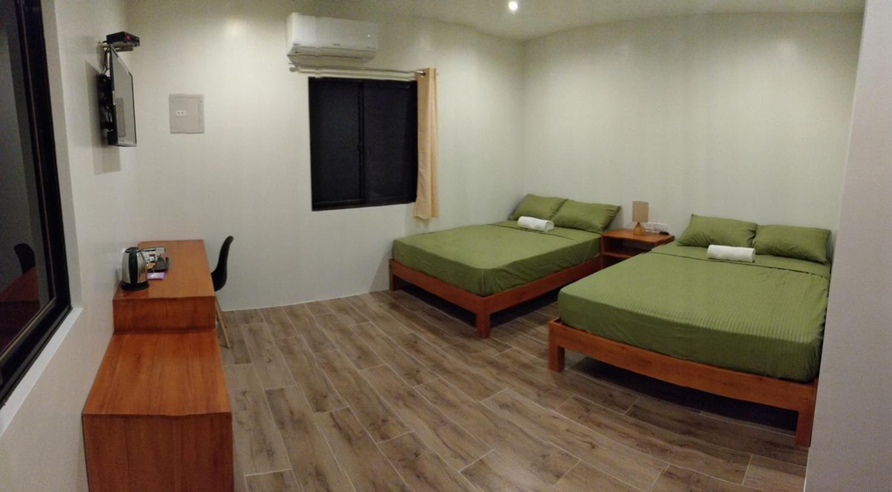 Deluxe Quadruple Room - Photo 1