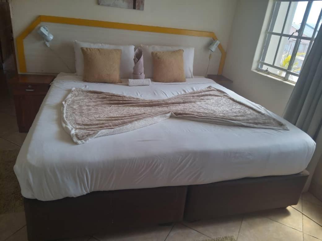 Double or Twin Room with Private Bathroom photo 3