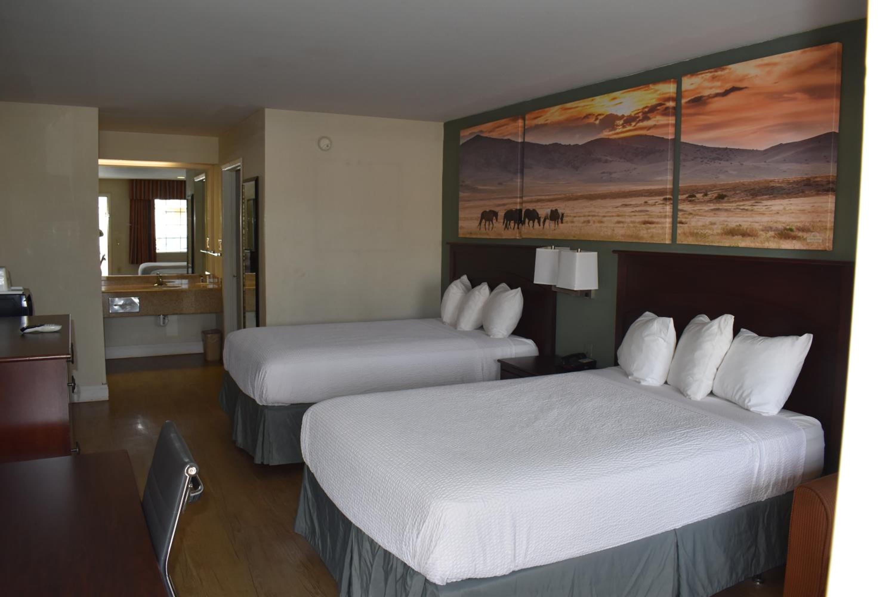 Double Room with Two Double Beds - Smoking - Photo 3