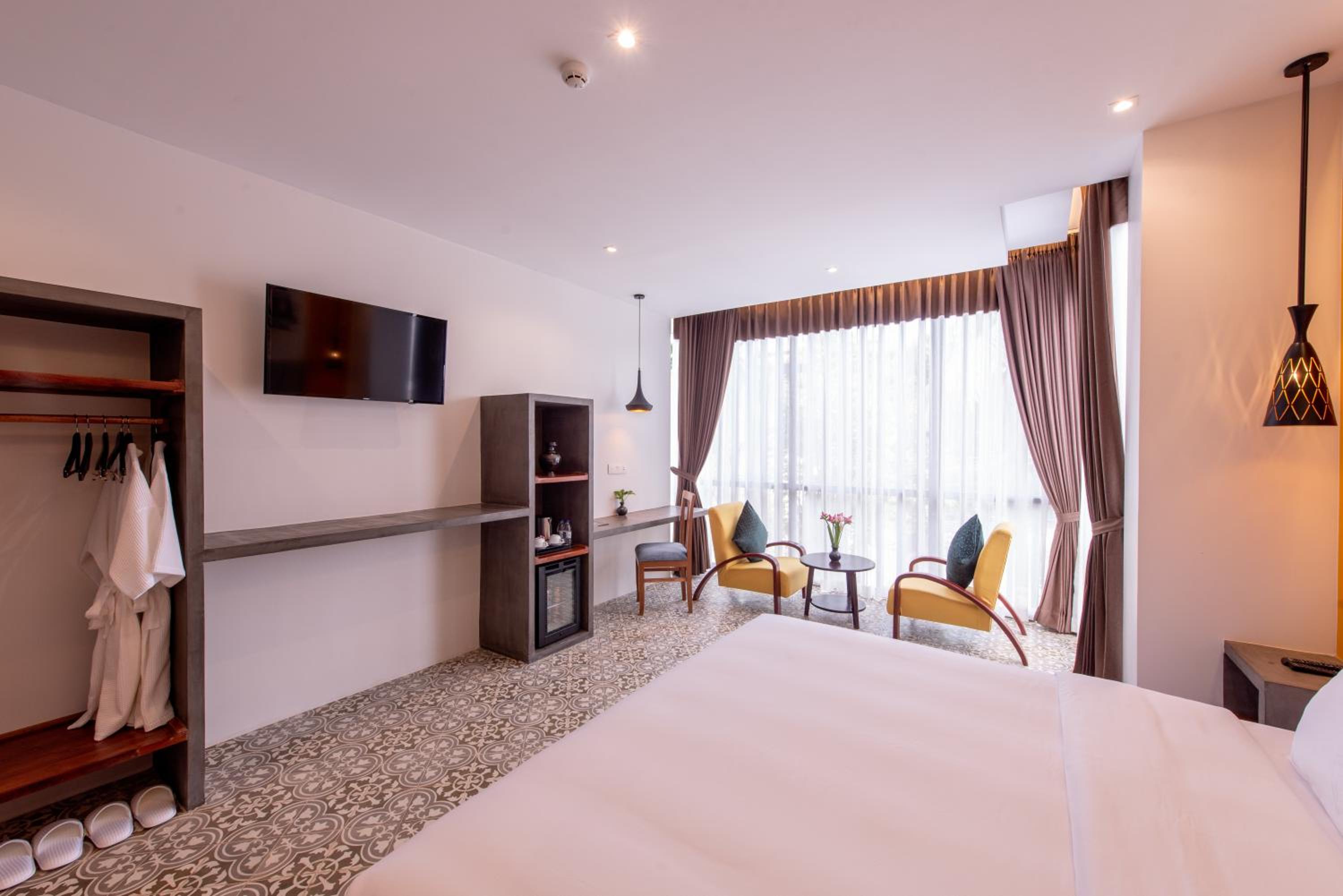 King Room with Sofa and Urban View
